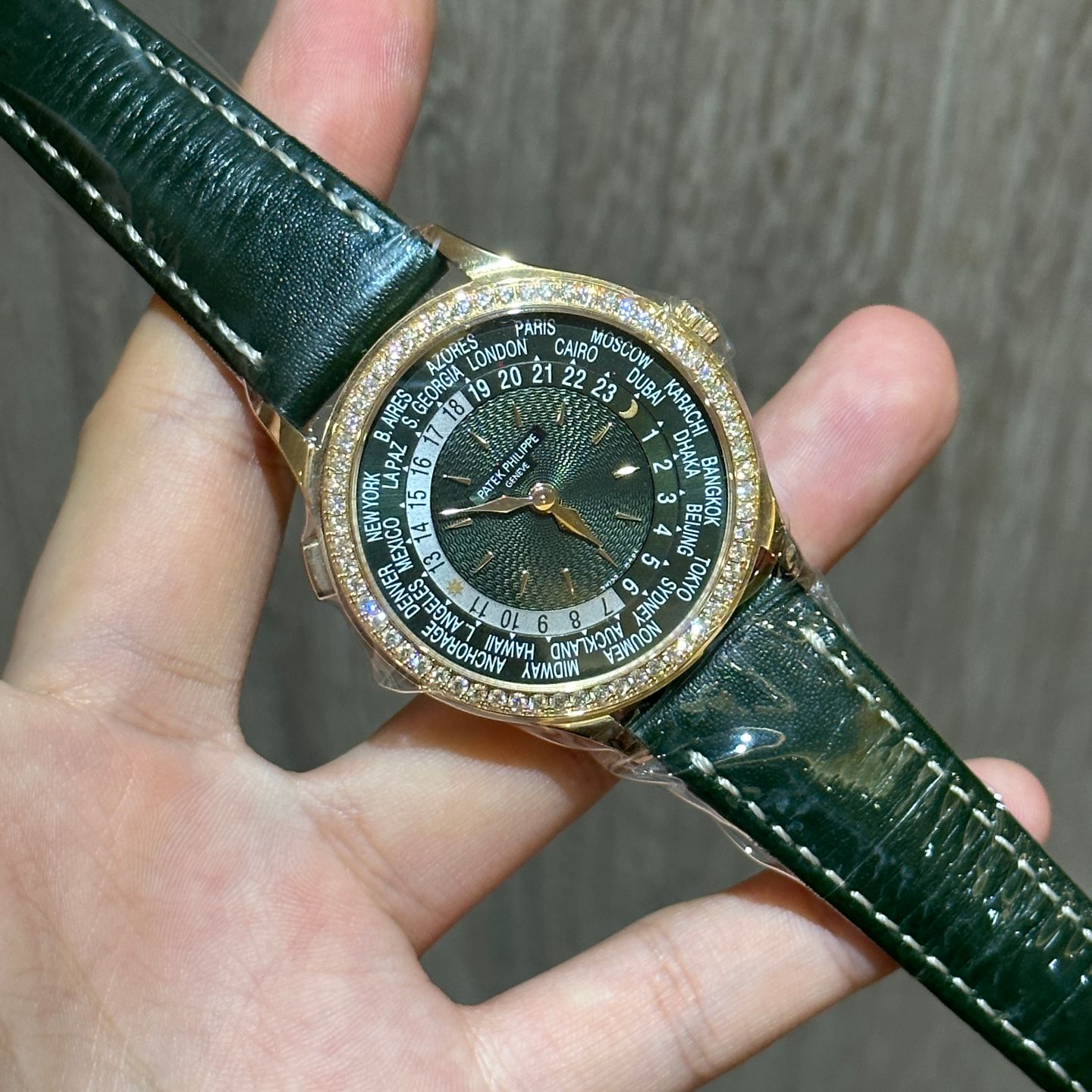 Patek Philippe World Time 7130R-014 (2024) - Groen wijzerplaat 36mm Roségoud (5/5)