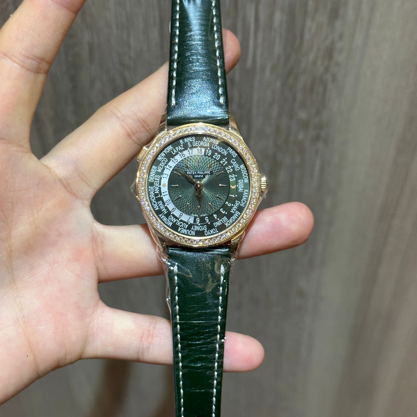 Patek Philippe World Time 7130R-014 (2024) - Green dial 36 mm Rose Gold case (2/5)