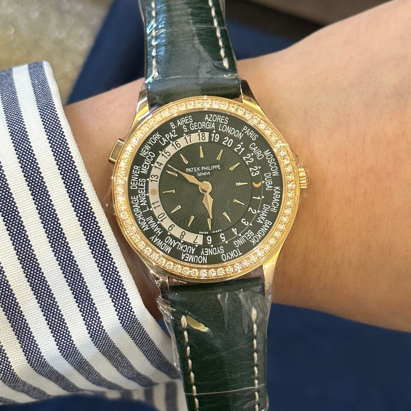 Patek Philippe World Time 7130R-014 (2024) - Groen wijzerplaat 36mm Roségoud (1/5)