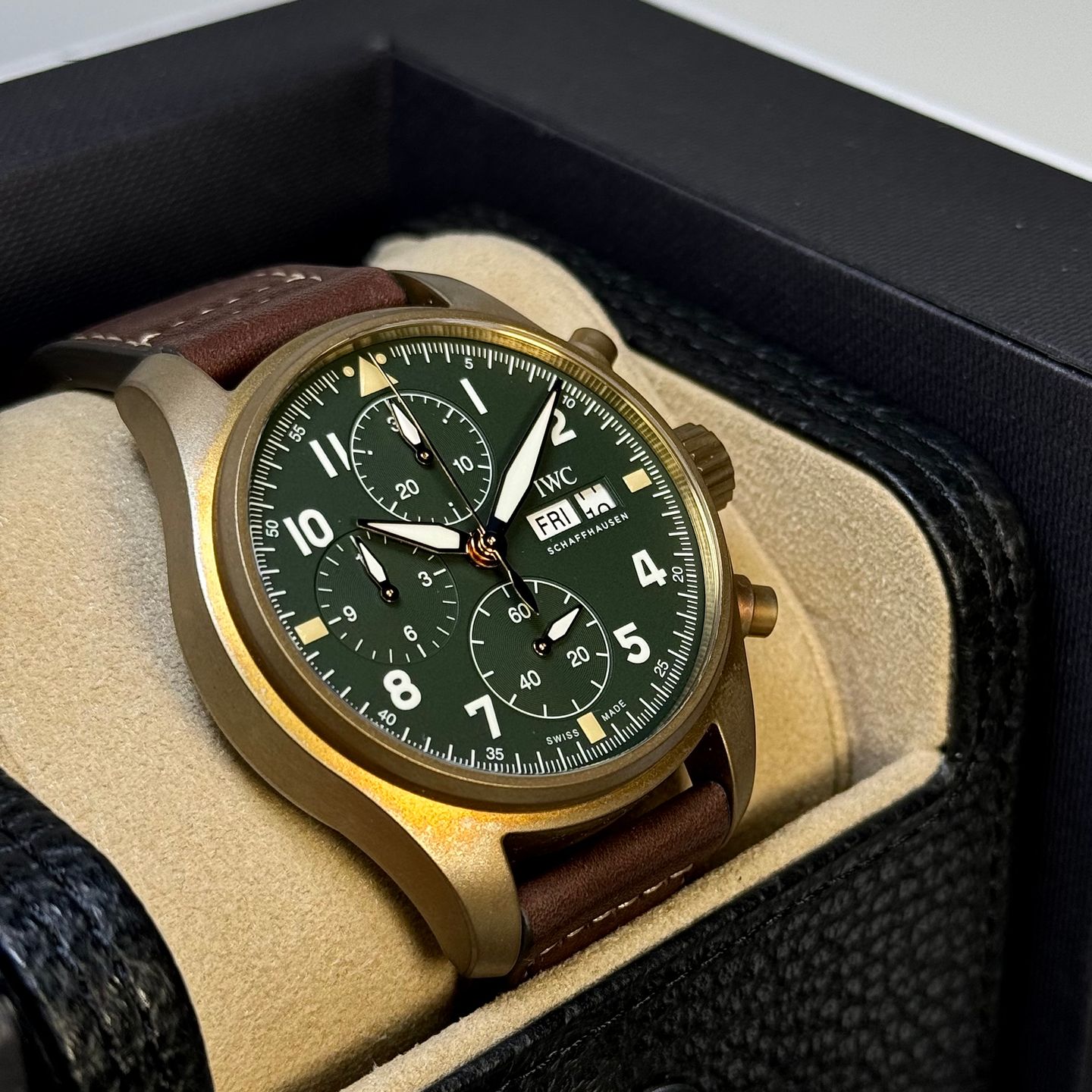 IWC Pilot Spitfire Chronograph IW387902 (2022) - Groen wijzerplaat 41mm Brons (3/8)