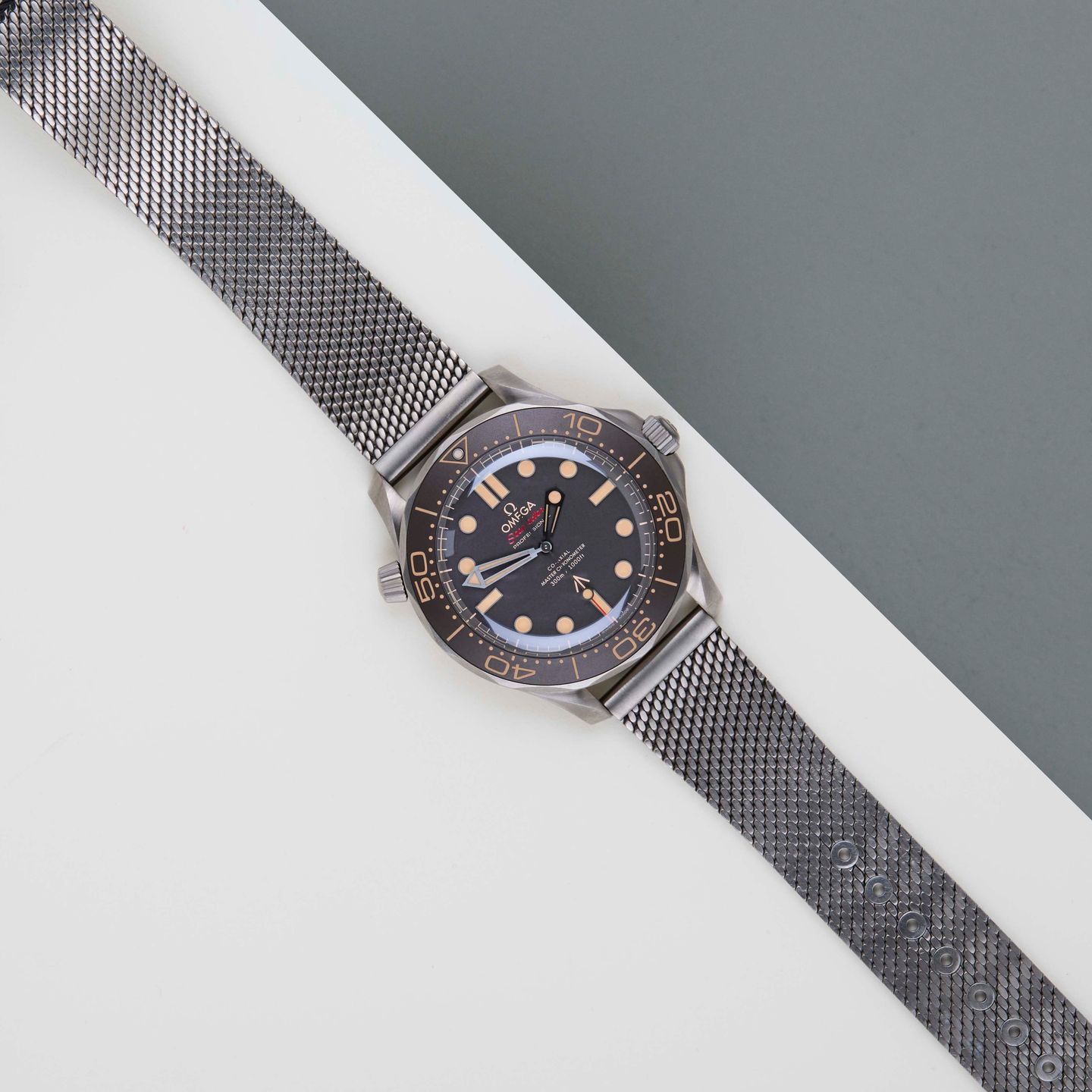 Omega Seamaster Diver 300 M 210.90.42.20.01.001 (2023) - Bruin wijzerplaat 42mm Titanium (2/8)