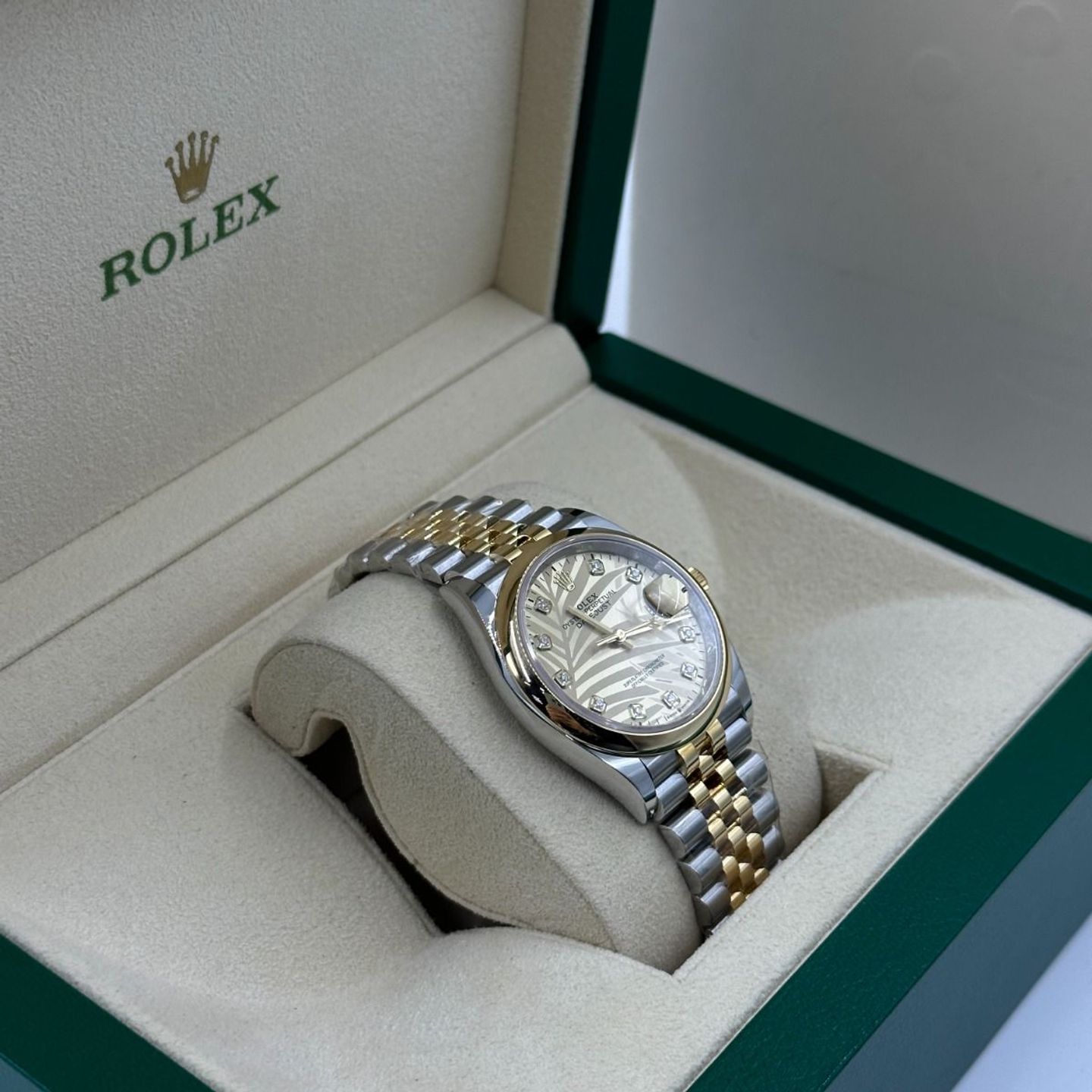 Rolex Datejust 36 126203 (2024) - Gold dial 36 mm Steel case (3/8)