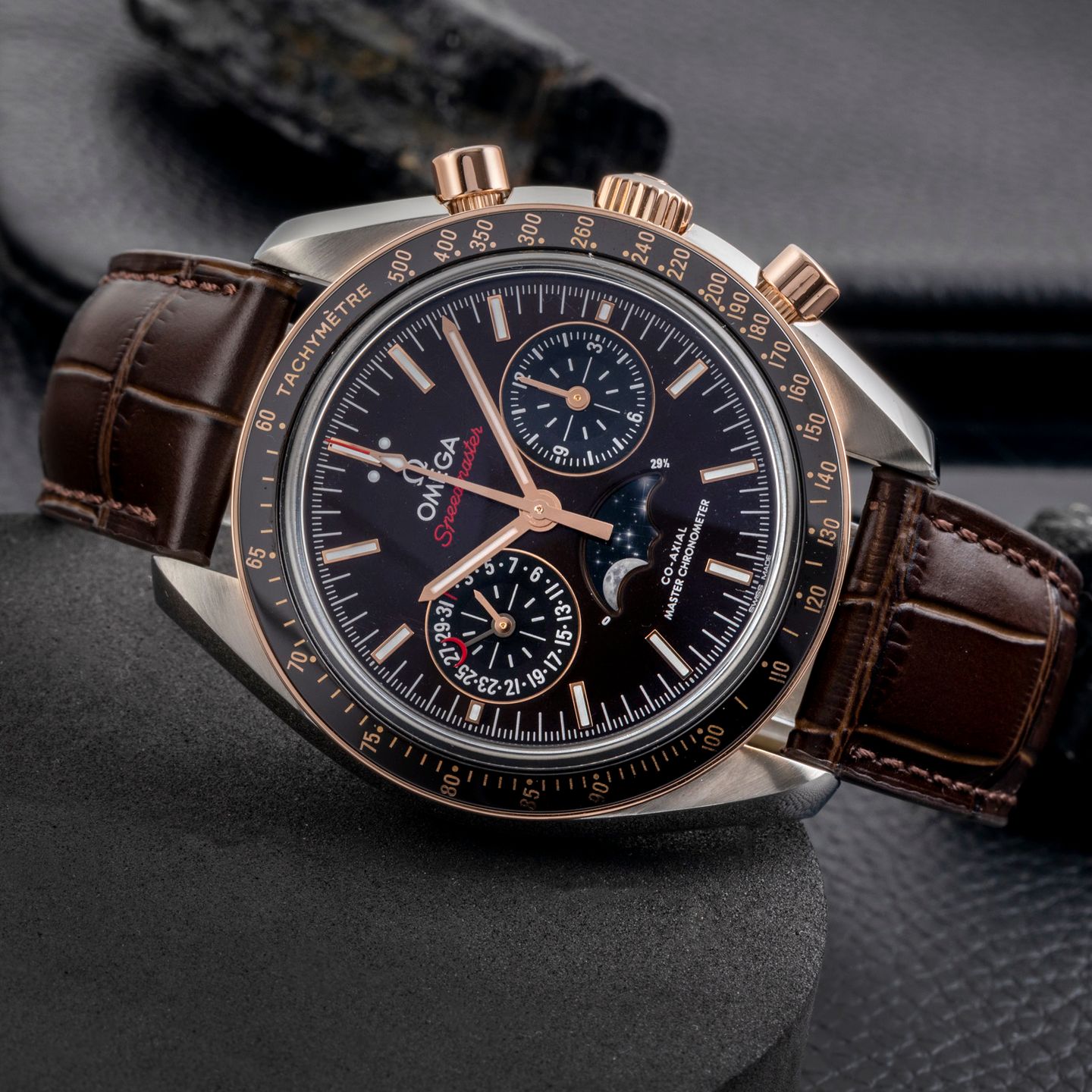 Omega Speedmaster Moonphase 304.23.44.52.13.001 (Onbekend (willekeurig serienummer)) - Bruin wijzerplaat 44mm Staal (2/8)