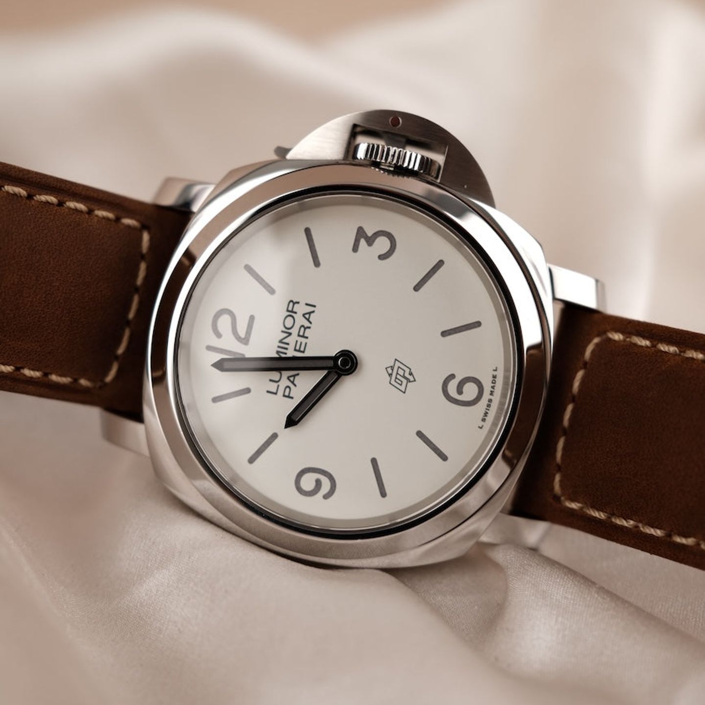 Panerai Luminor Base Logo PAM01087 (2024) - White dial 44 mm Steel case (2/8)