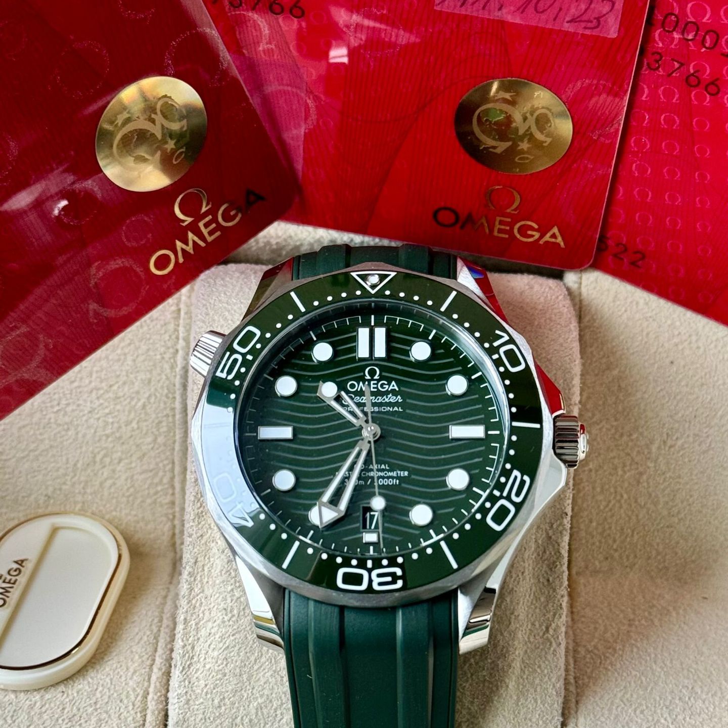 Omega Seamaster Diver 300 M 210.32.42.20.10.001 (2023) - Green dial 42 mm Steel case (6/6)