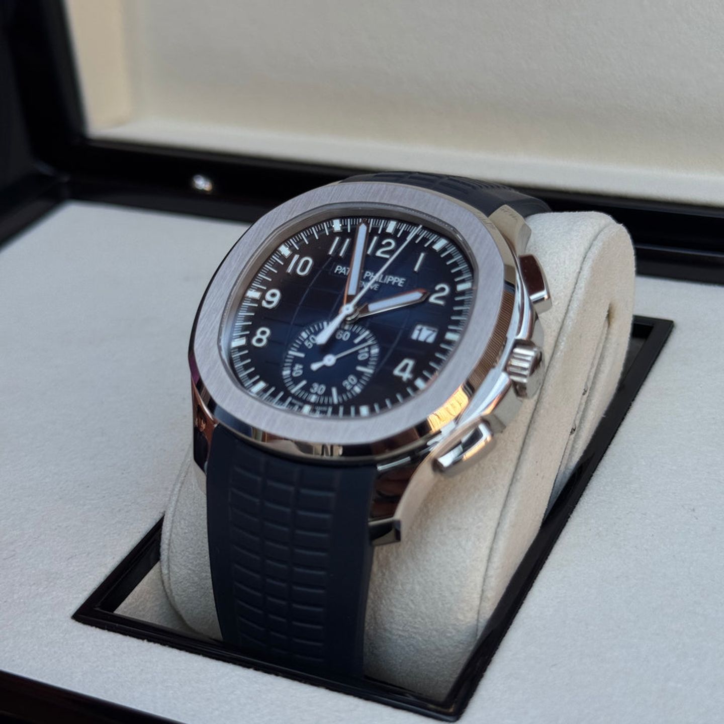 Patek Philippe Aquanaut 5968G-001 (2025) - Blue dial 42 mm White Gold case (5/6)