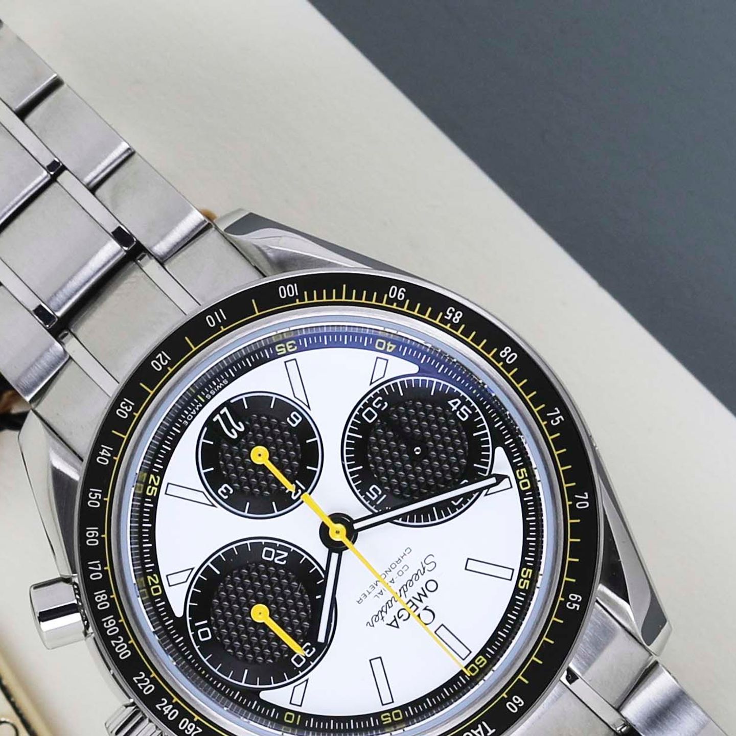 Omega Speedmaster Racing 326.30.40.50.04.001 - (4/8)