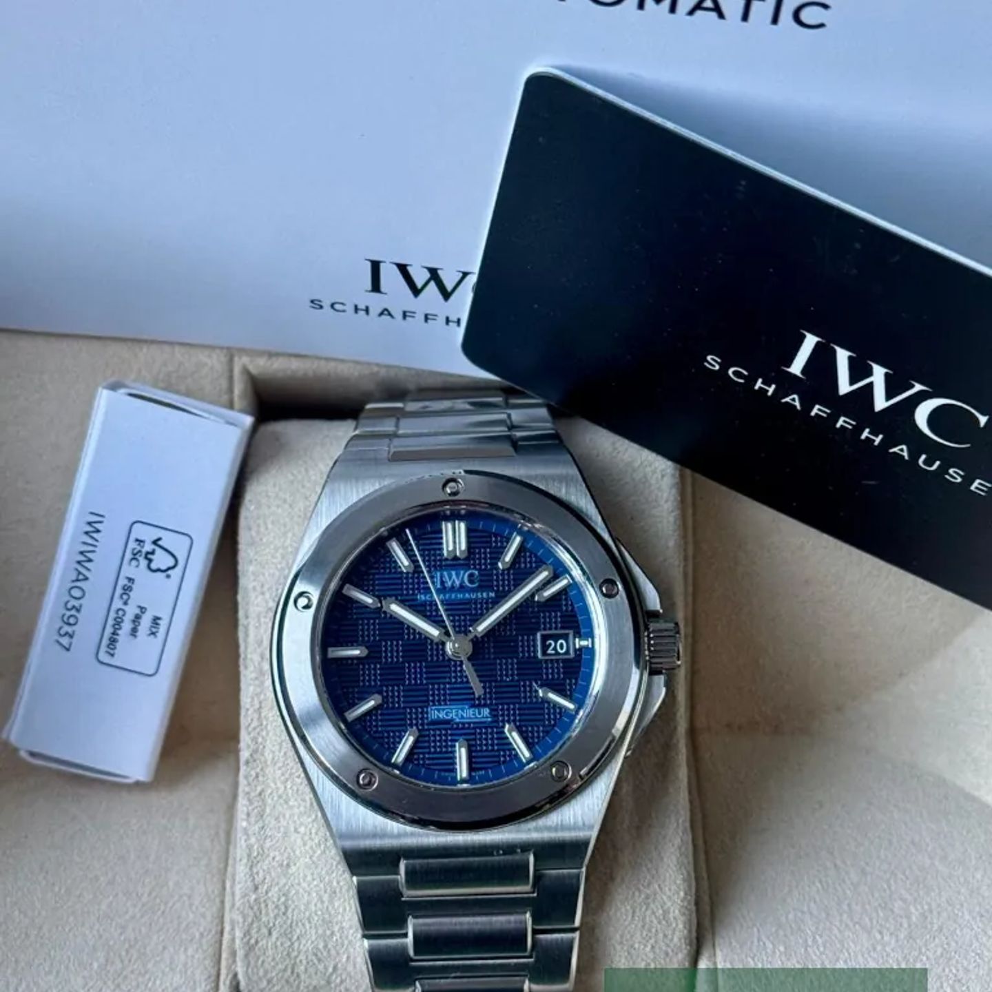 IWC Ingenieur Automatic IW328907 (2026) - Blue dial 40 mm Steel case (7/7)