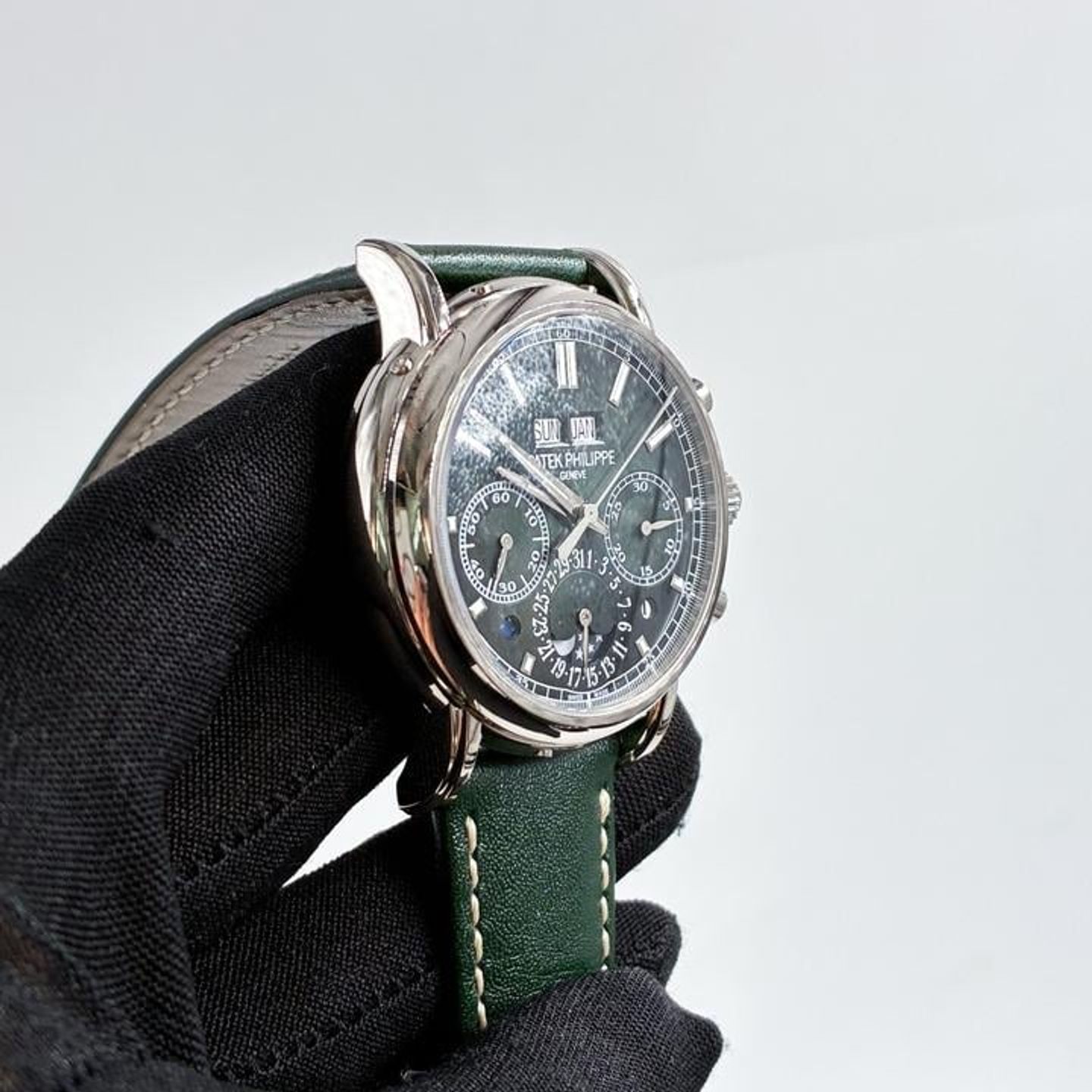 Patek Philippe Perpetual Calendar 5204G-001 (2026) - 40mm Witgoud (7/7)