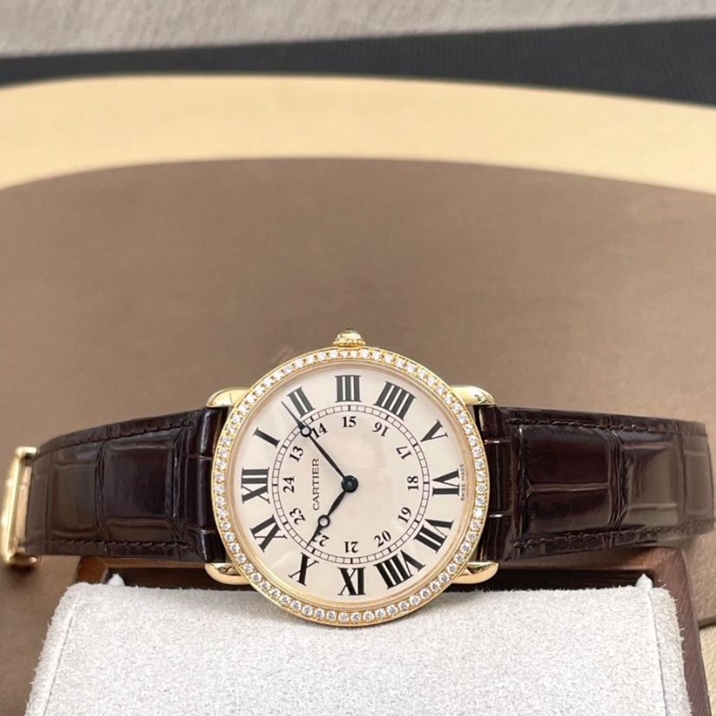Cartier Ronde Louis Cartier WR000451 (2025) - Wit wijzerplaat 36mm Geelgoud (1/4)