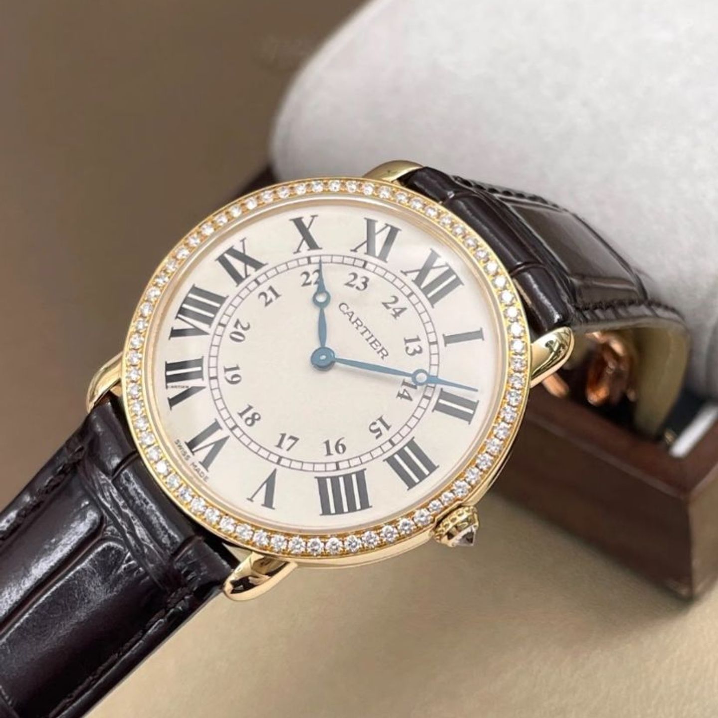 Cartier Ronde Louis Cartier WR000451 (2025) - Wit wijzerplaat 36mm Geelgoud (2/4)