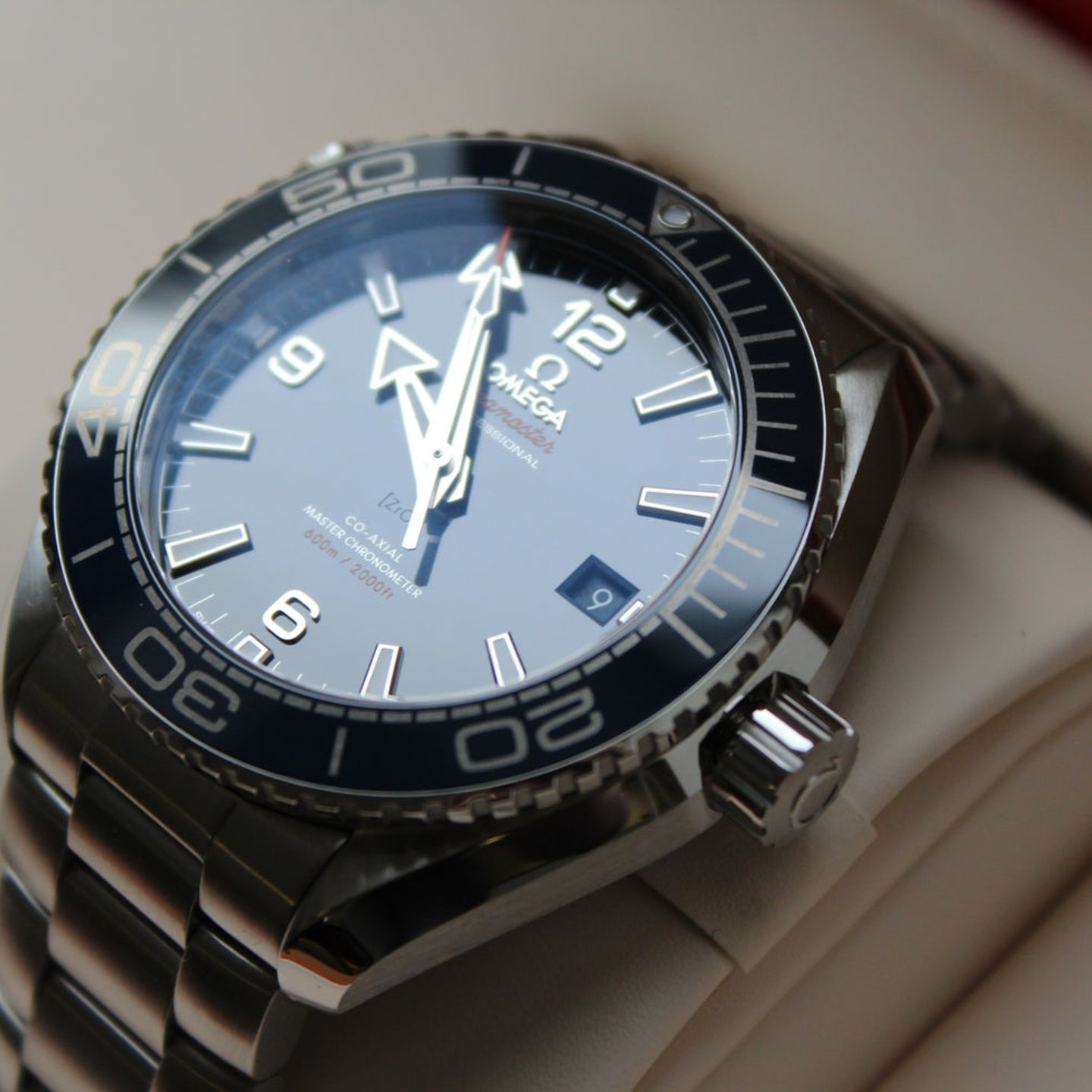 Omega Seamaster Planet Ocean 215.30.44.21.03.001 (2025) - Blue dial 44 mm Steel case (3/4)