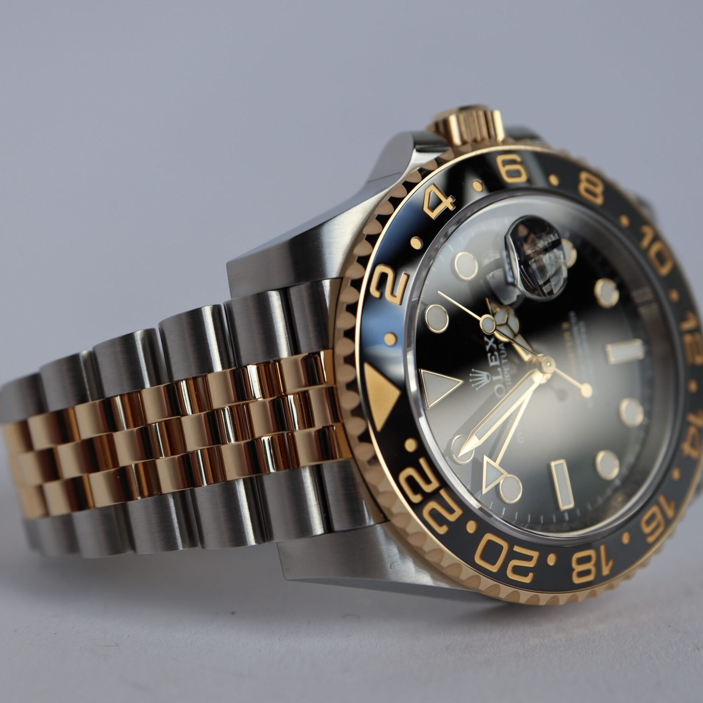 Rolex GMT-Master II 126713GRNR (2024) - Black dial 40 mm Gold/Steel case (6/8)