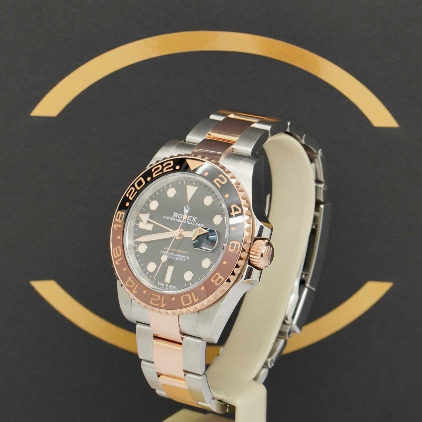 Rolex GMT-Master II 126711CHNR (2022) - Black dial 40 mm Gold/Steel case (2/7)