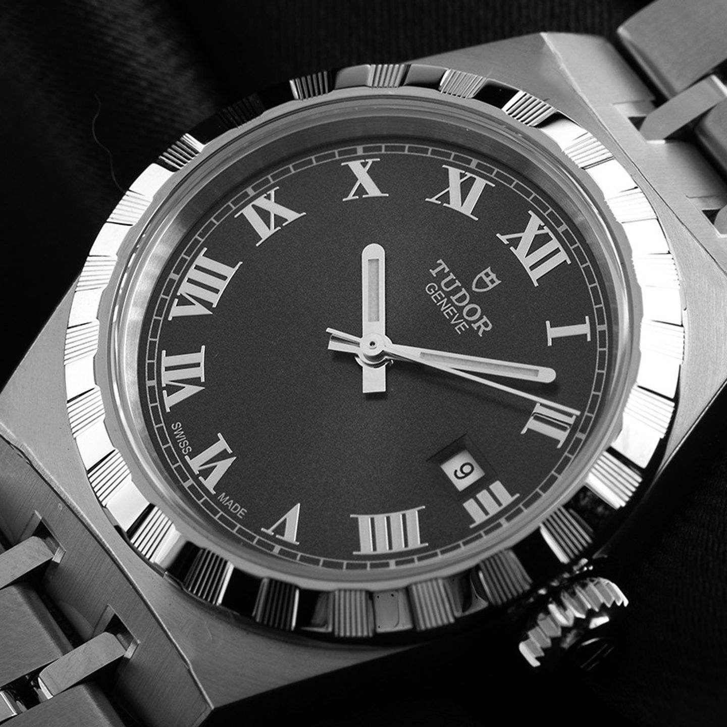 Tudor Royal 28400 (2025) - Black dial 34 mm Steel case (3/7)
