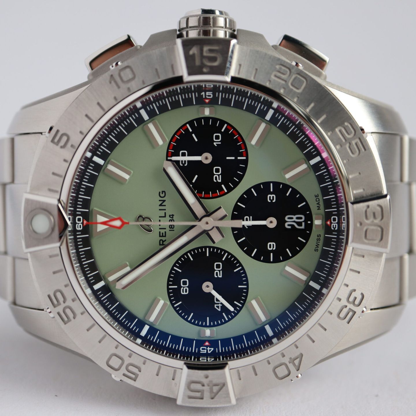 Breitling Avenger AB0147101L1A1 (2023) - Green dial 44 mm Steel case (2/8)