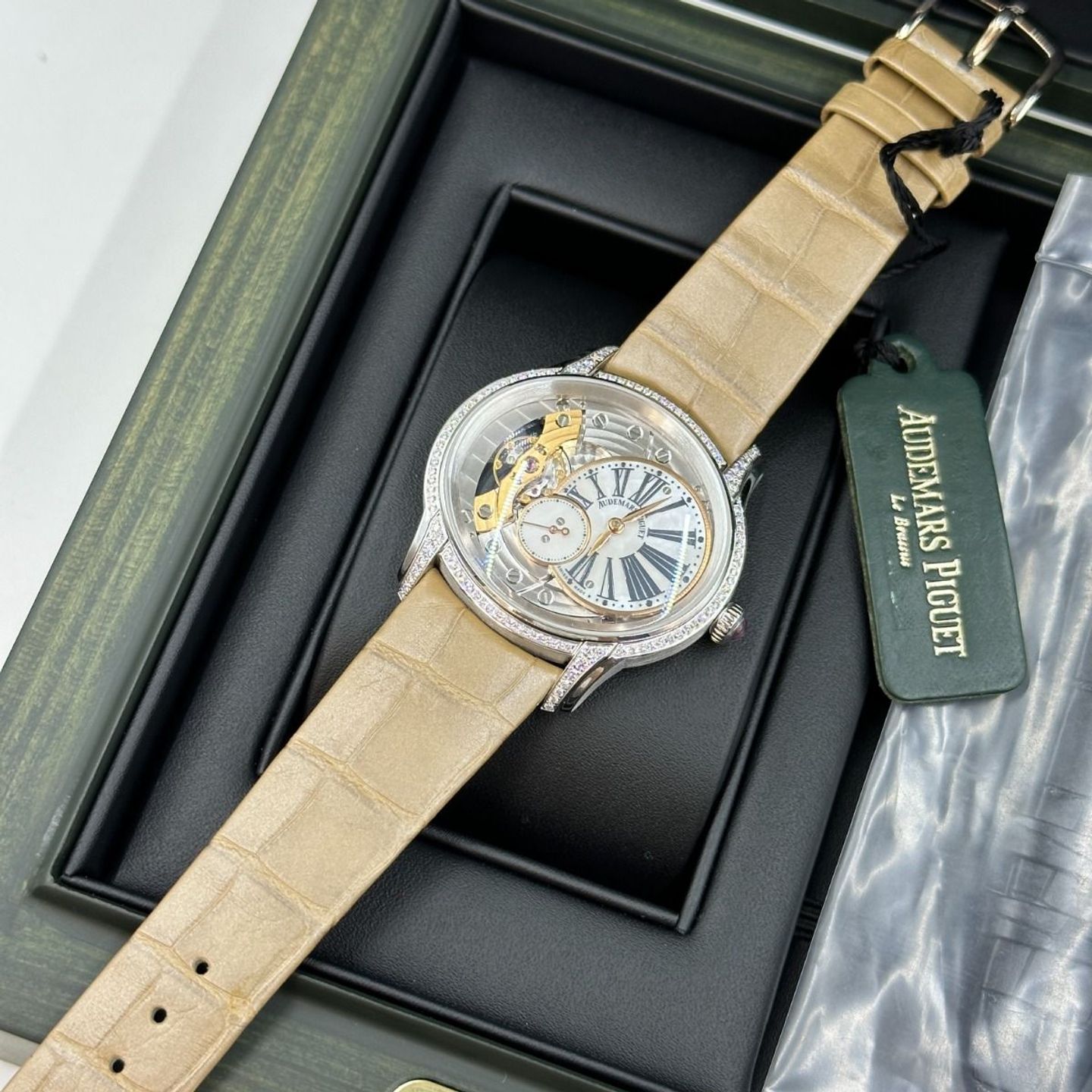 Audemars Piguet Millenary 77247BC.ZZ.A813CR.01 (2024) - Parelmoer wijzerplaat 39mm Witgoud (4/8)