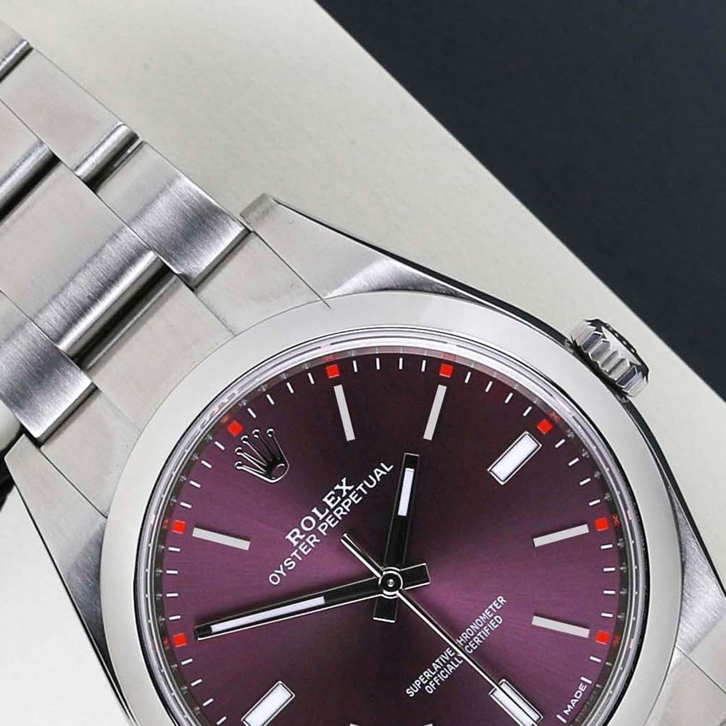 Rolex Oyster Perpetual 39 114300 (2019) - Red dial 39 mm Steel case (3/8)