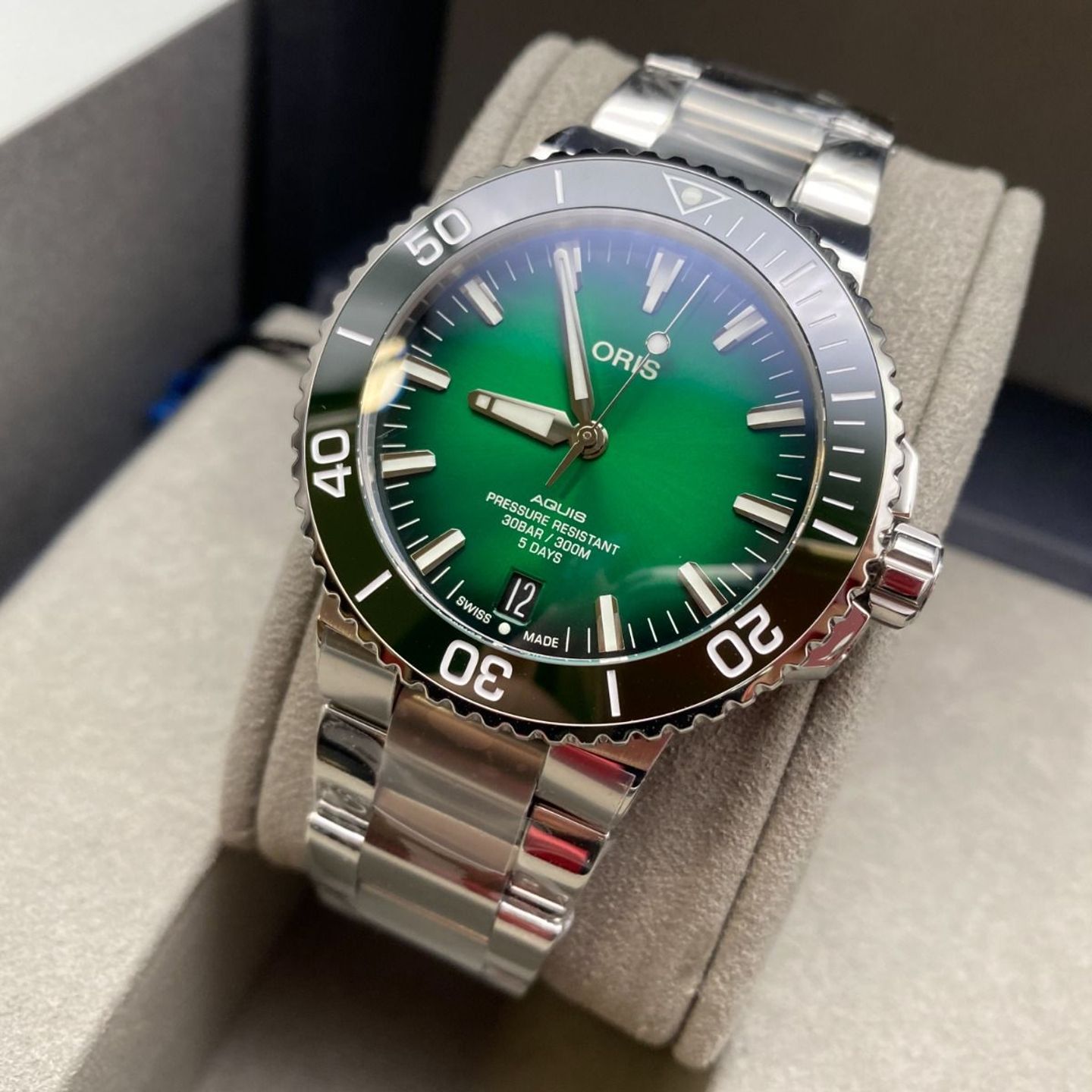 Oris Aquis Date 01 400 7763 4157-07 8 24 09PEB (2023) - Groen wijzerplaat 43mm Staal (3/8)