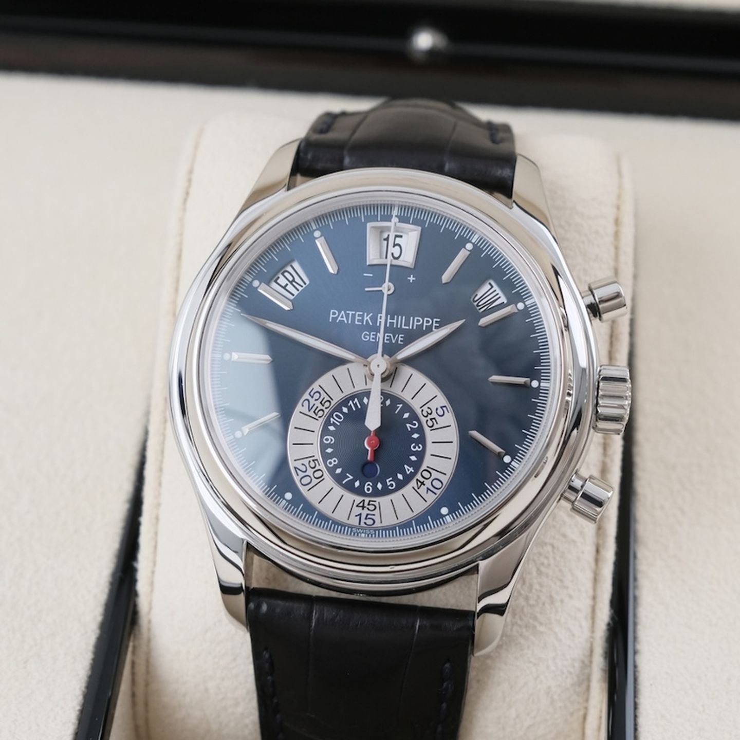 Patek Philippe Annual Calendar Chronograph 5960P - (3/8)