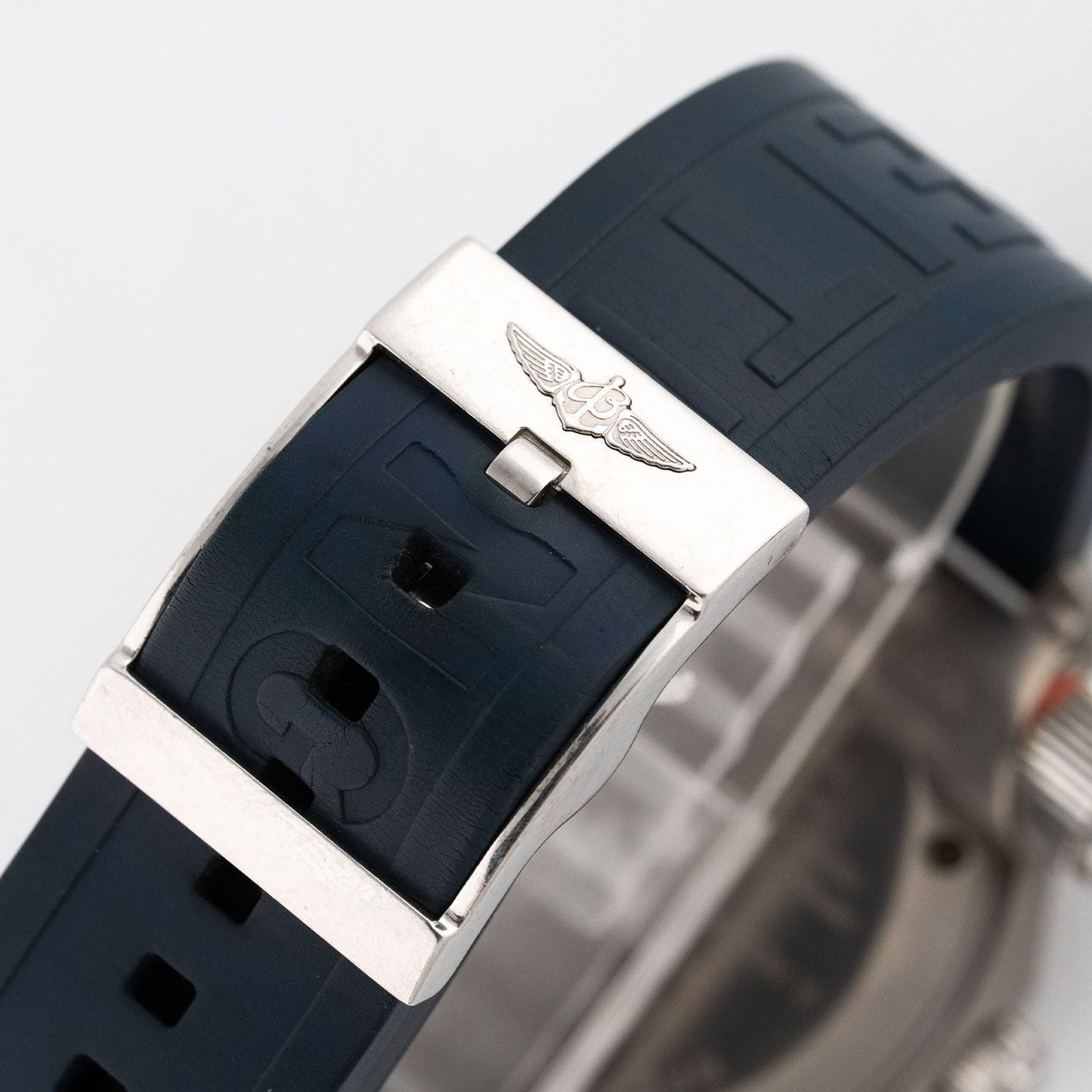 Breitling Emergency E56321 (2005) - 43 mm Titanium case (5/7)