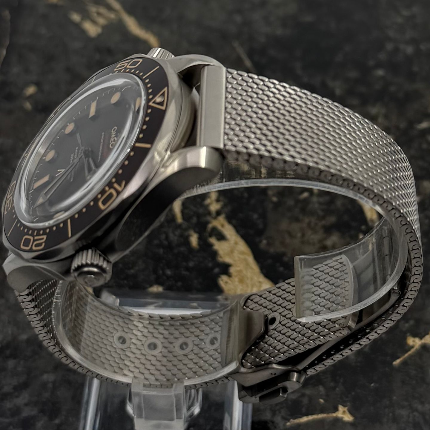 Omega Seamaster Diver 300 M 210.90.42.20.01.001 (2026) - Bruin wijzerplaat 42mm Titanium (4/8)