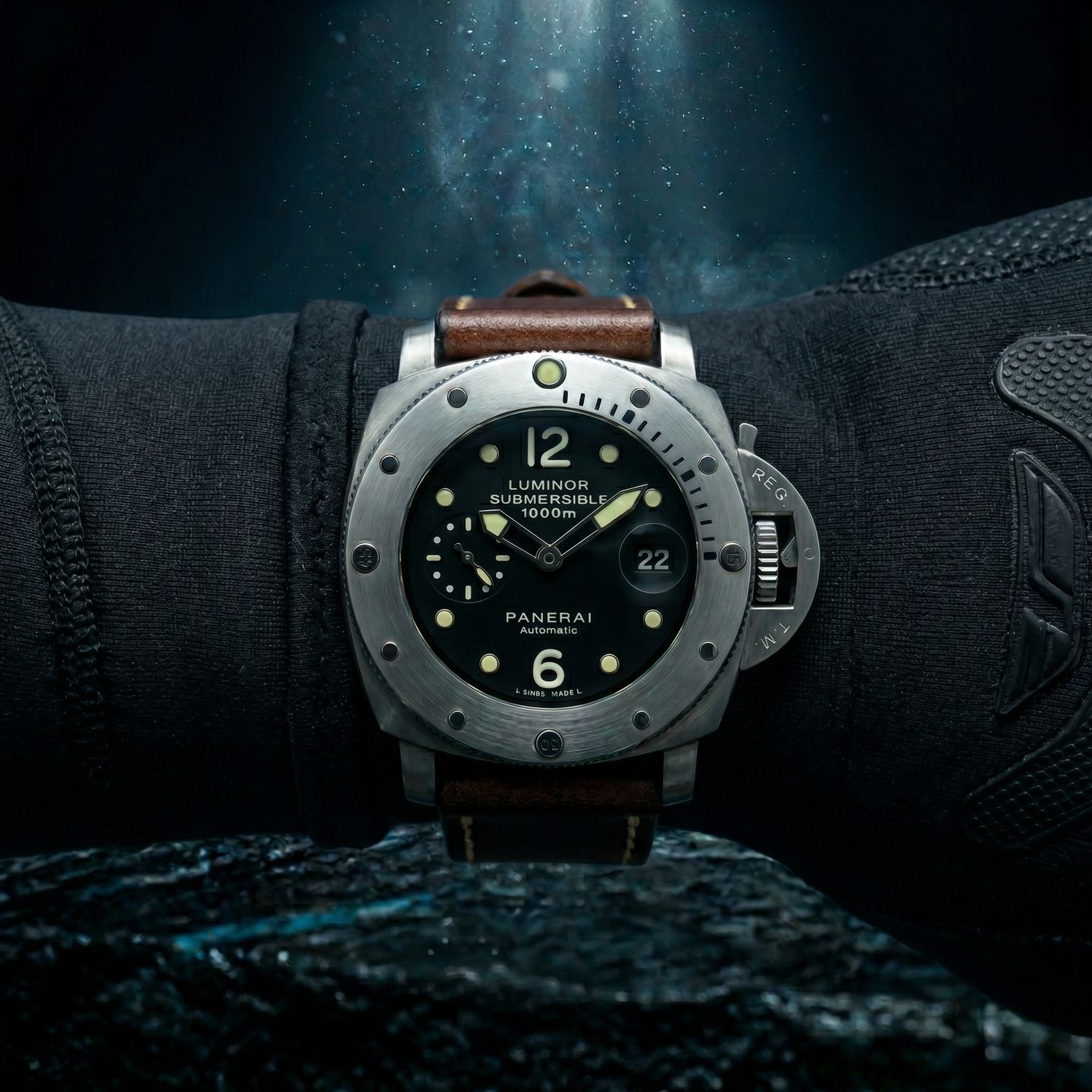 Panerai Luminor 1950 PAM00243 (2007) - Black dial 44 mm Steel case (2/8)