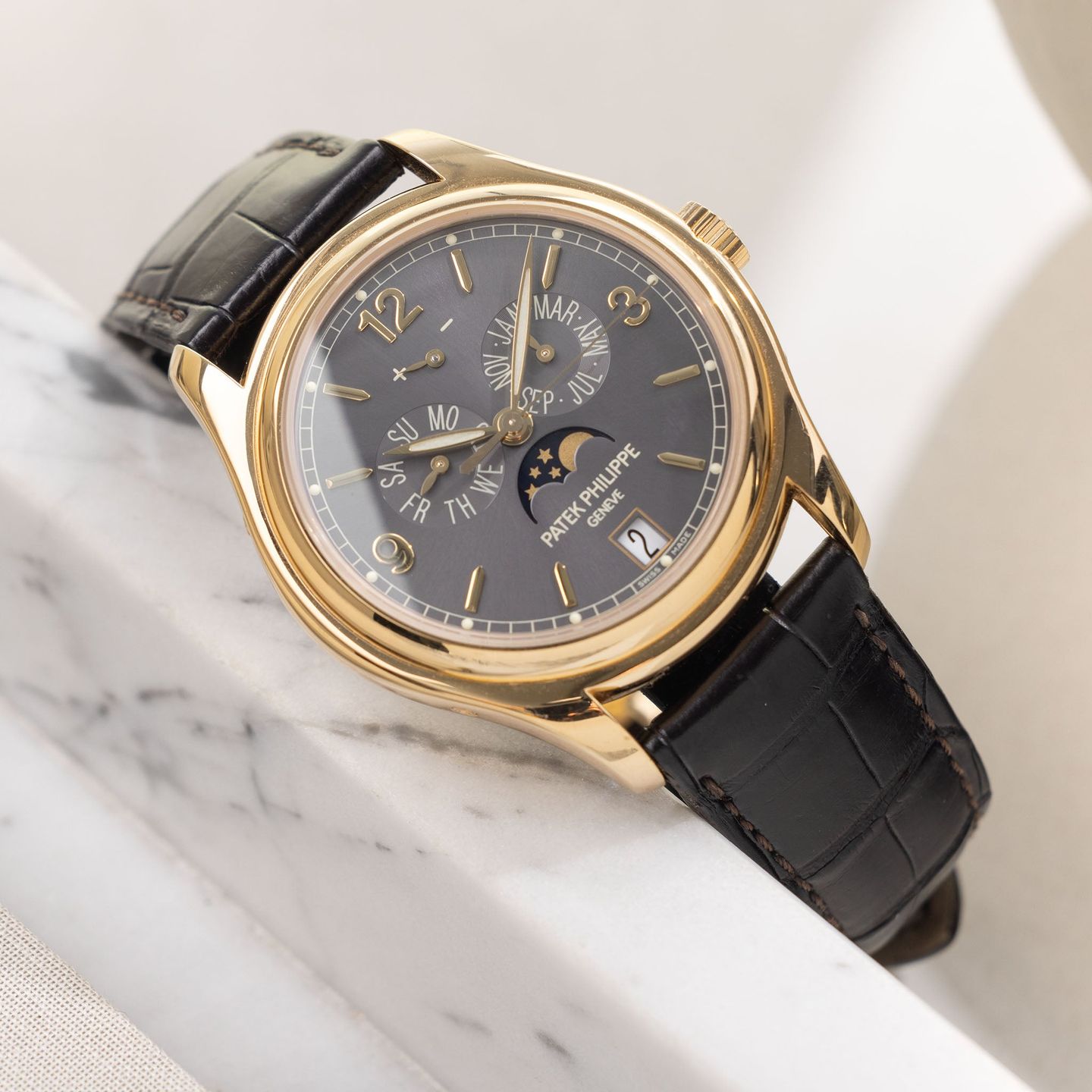 Patek Philippe Annual Calendar 5146J (2000) - Grijs wijzerplaat 39mm Geelgoud (1/8)