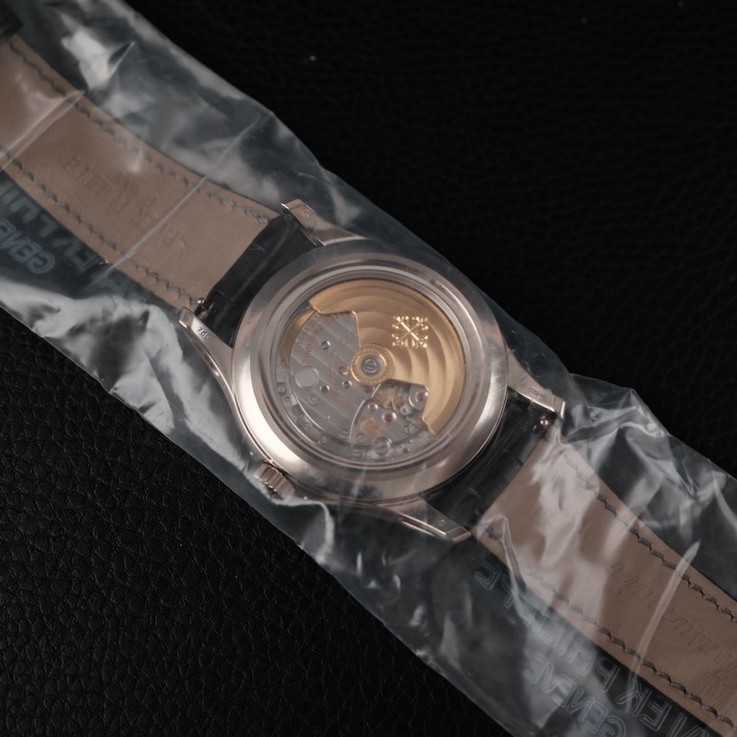 Patek Philippe Annual Calendar 5205G-010 (2012) - Black dial 40 mm White Gold case (4/7)