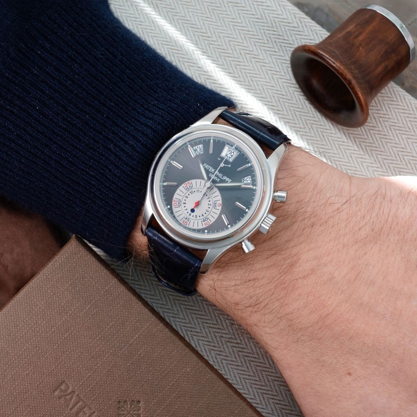 Patek Philippe Annual Calendar Chronograph 5960P (2008) - 40 mm Platinum case (2/8)