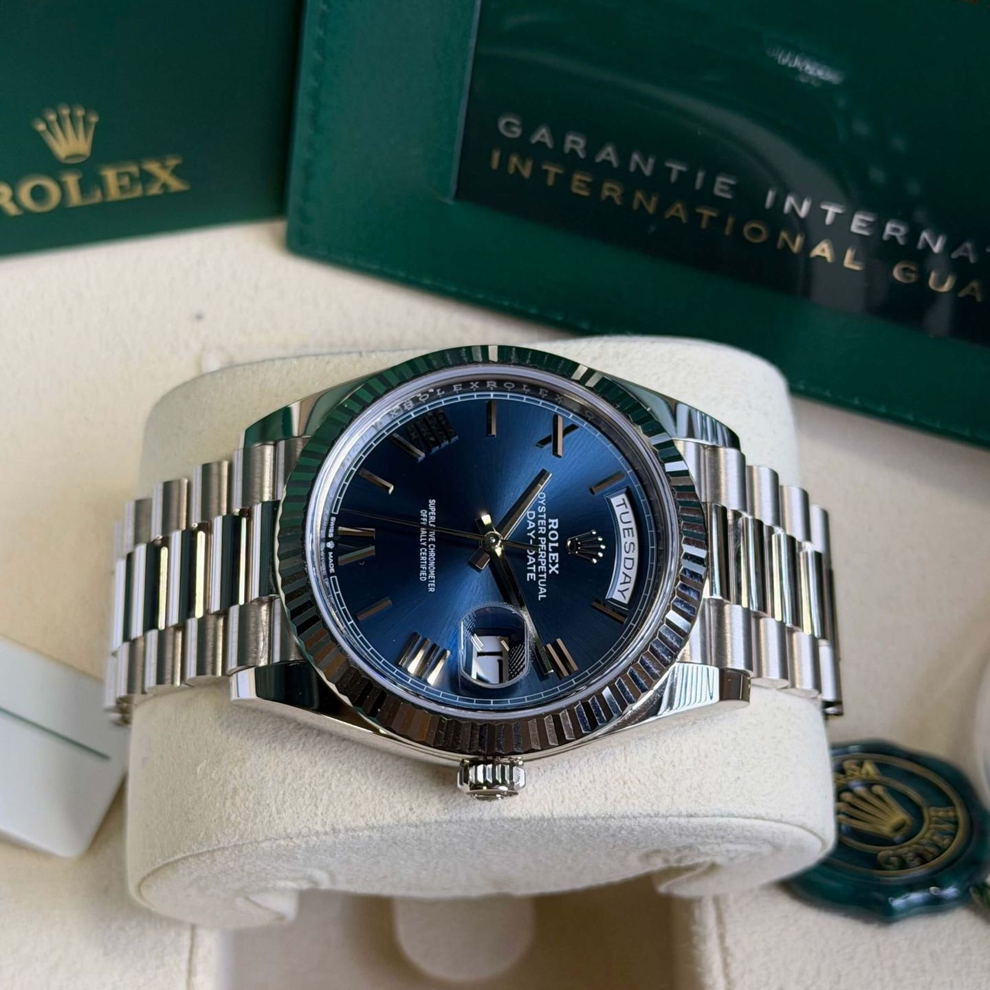 Rolex Day-Date 40 228239 (2025) - Blue dial 40 mm White Gold case (4/7)