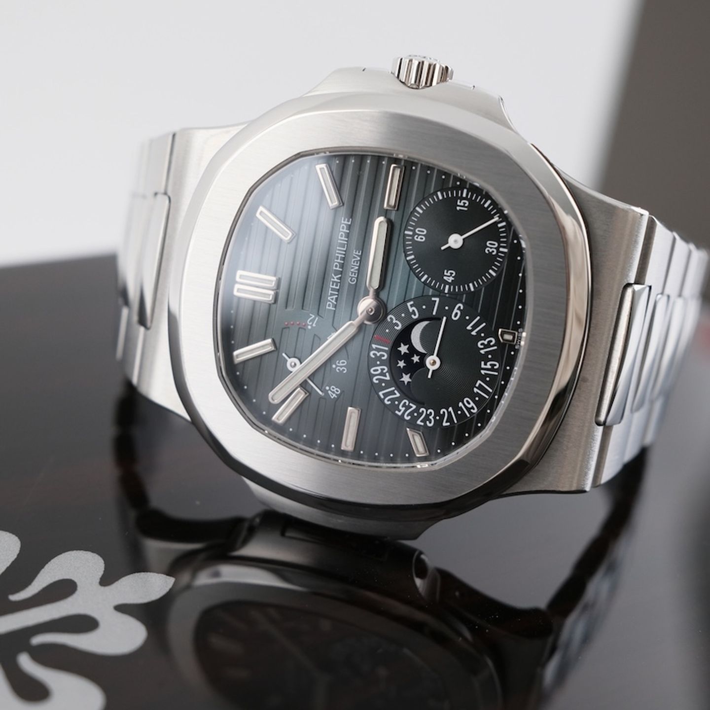 Patek Philippe Nautilus 5712/1A-001 (2011) - Blue dial 40 mm Steel case (6/8)