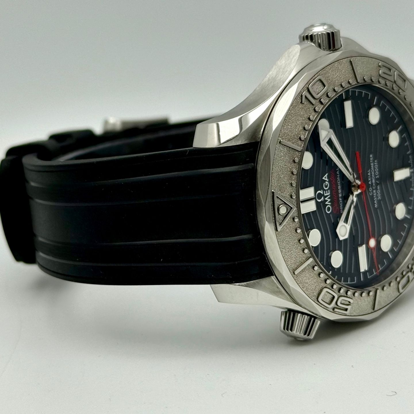 Omega Seamaster Diver 300 M 210.30.42.20.01.002 (2024) - Black dial 42 mm Steel case (4/8)