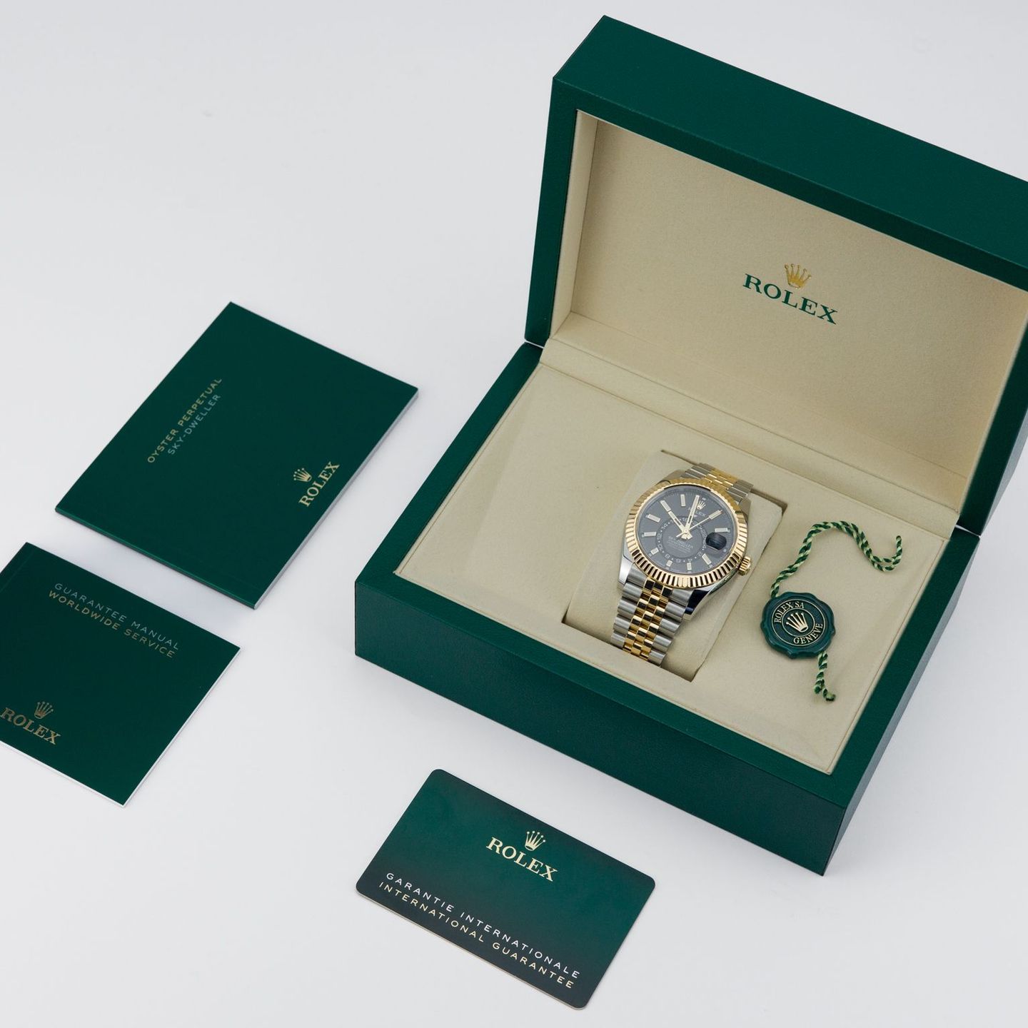 Rolex Sky-Dweller 336933 (2025) - Zwart wijzerplaat 42mm Goud/Staal (2/7)