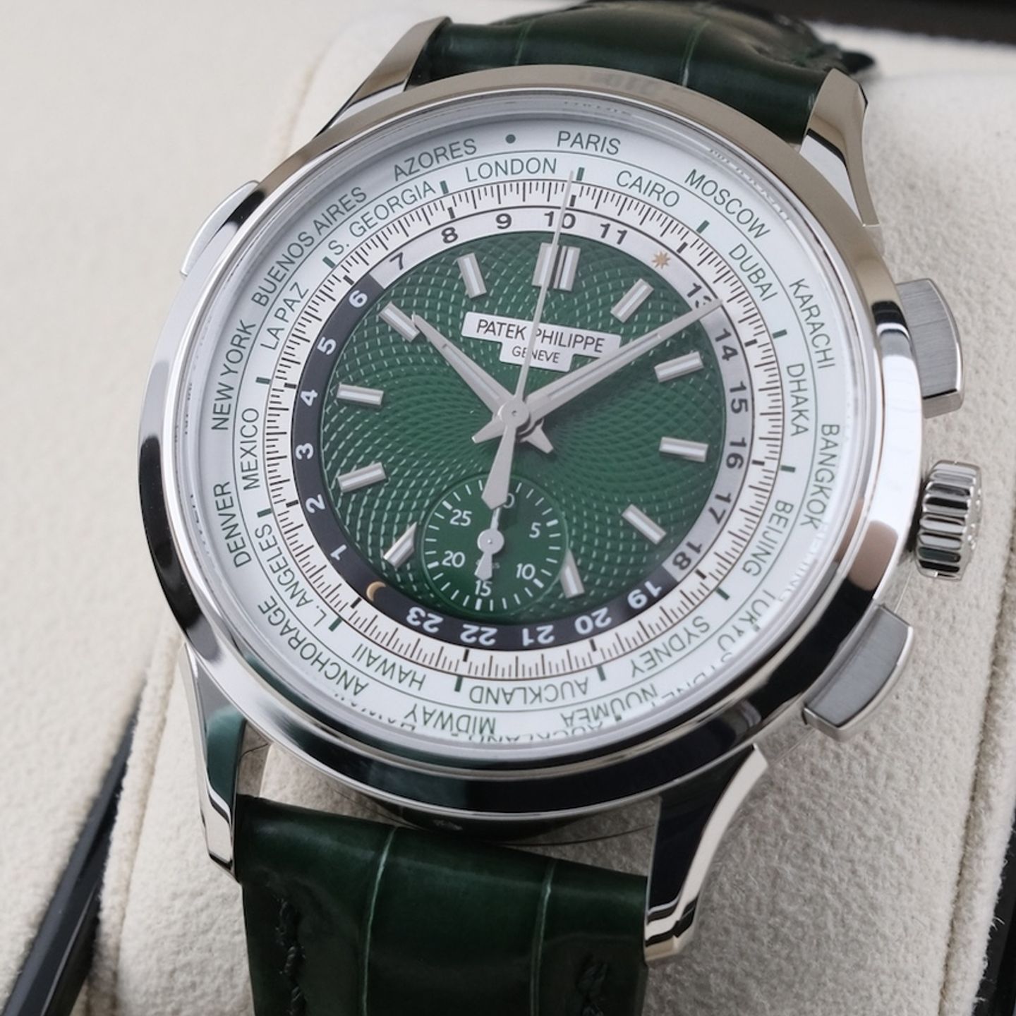 Patek Philippe World Time Chronograph 5930P-001 (2022) - Green dial 40 mm Platinum case (3/8)