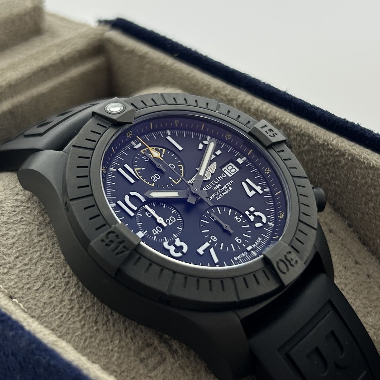 Breitling Avenger V13317 - (5/8)