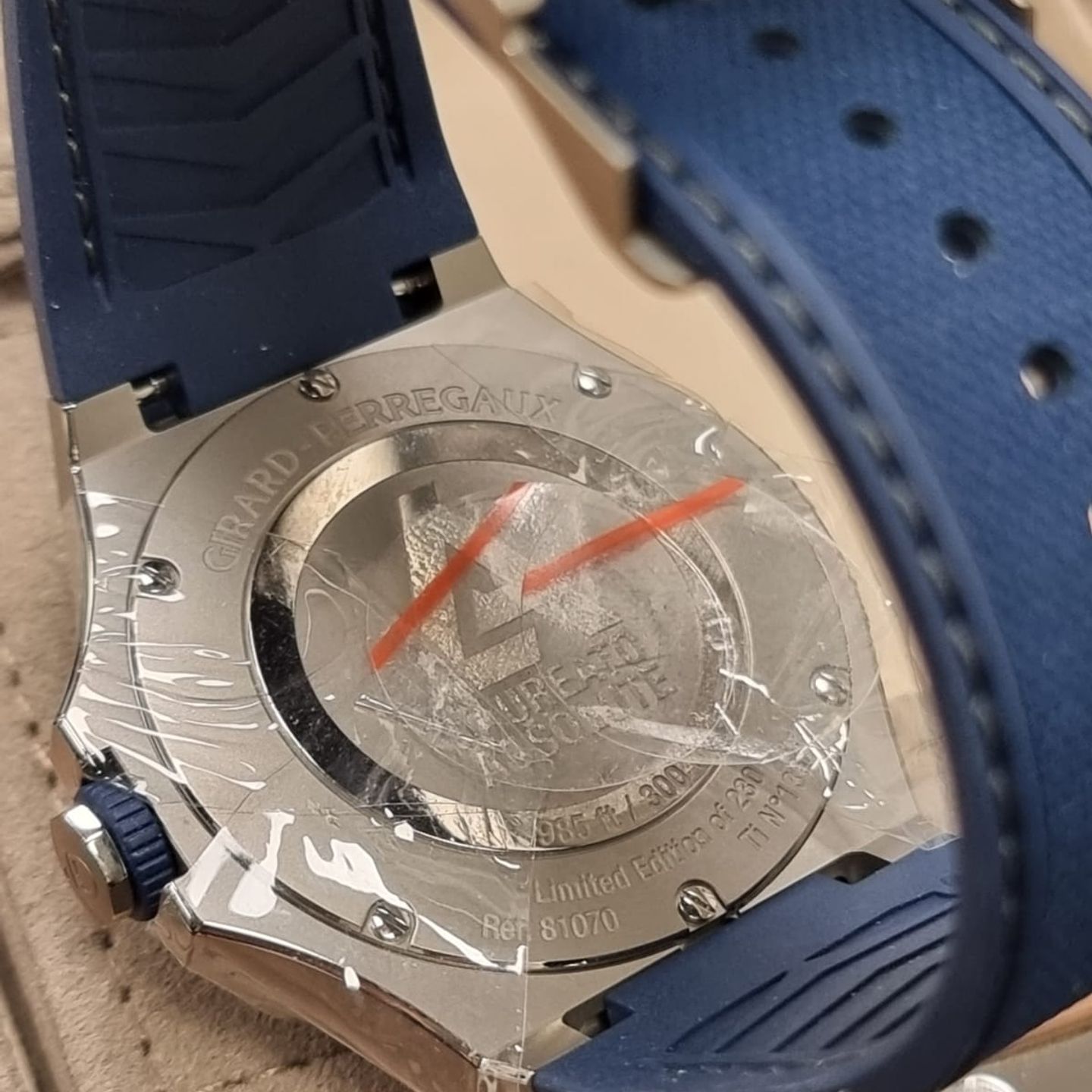 Girard-Perregaux Laureato 81070-21-002-FB6A (2022) - Blue dial 44 mm Titanium case (4/6)