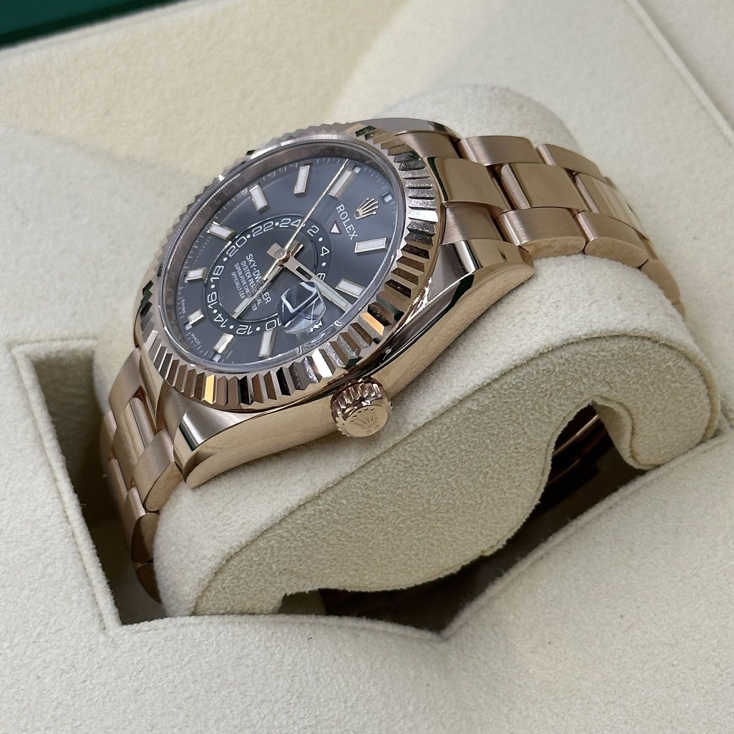 Rolex Sky-Dweller 326935 (Unknown (random serial)) - Grey dial 42 mm Rose Gold case (5/8)