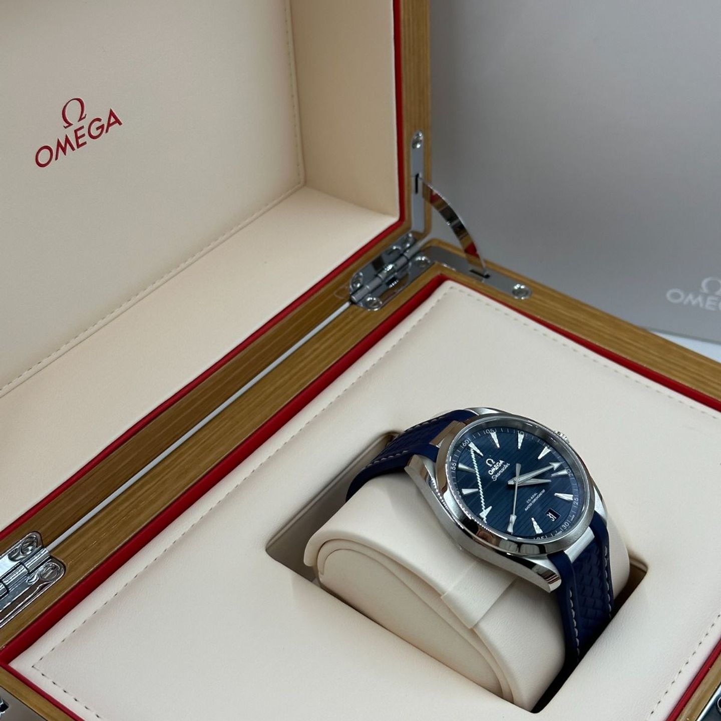 Omega Seamaster Aqua Terra 220.12.41.21.03.007 (2024) - Blue dial 41 mm Steel case (3/8)