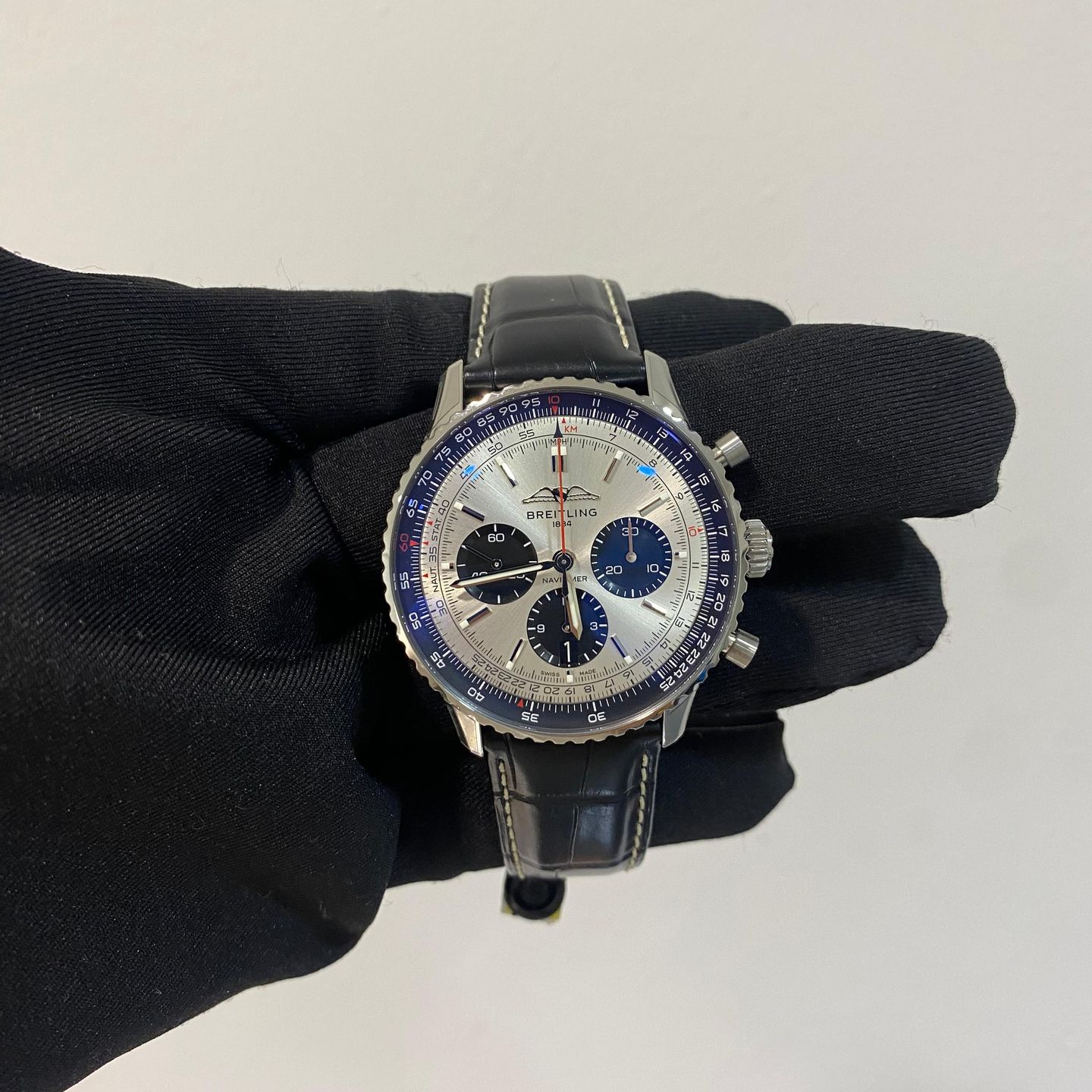 Breitling Navitimer 1 B01 Chronograph AB0138241G1P1 (2023) - Zilver wijzerplaat 43mm Staal (2/7)