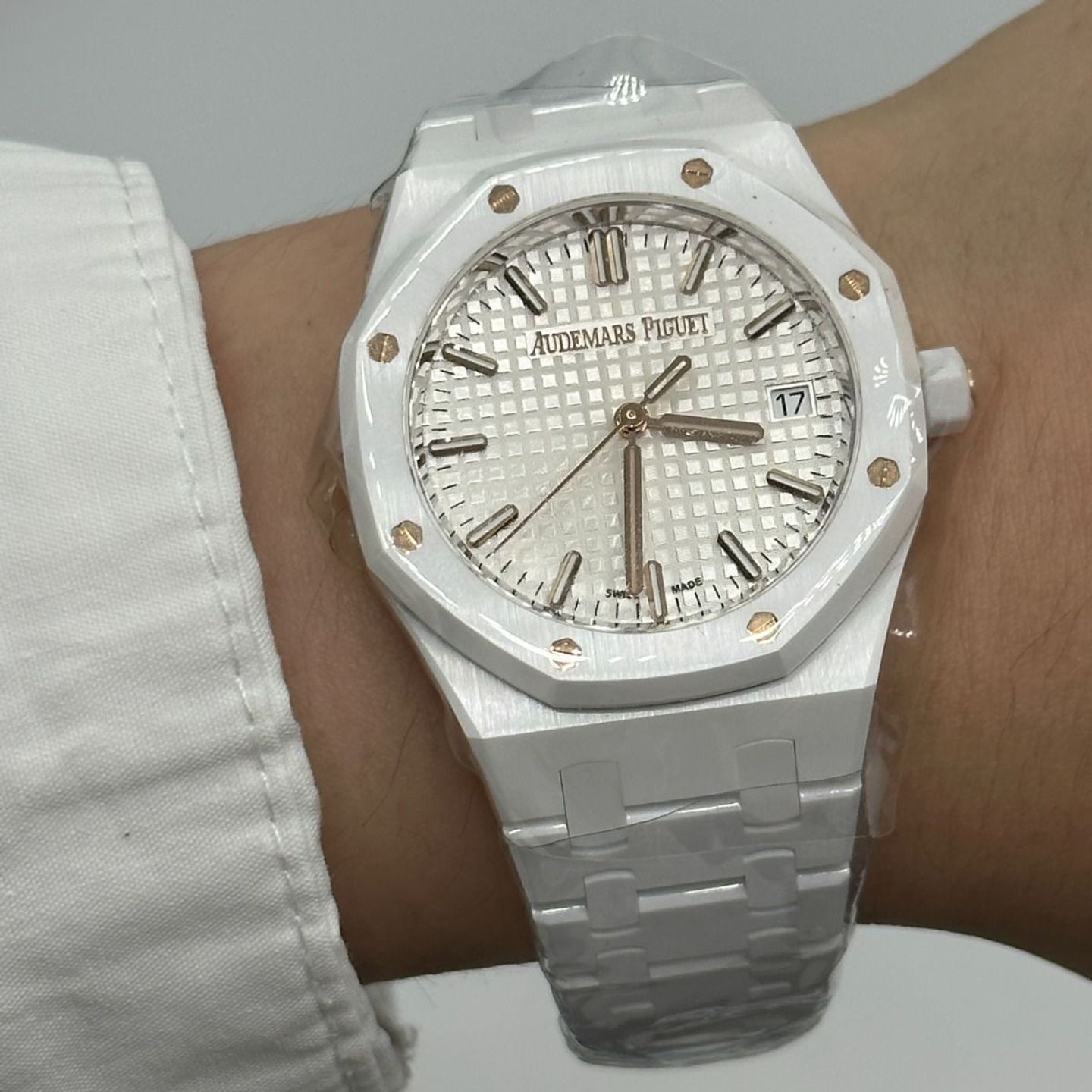 Audemars Piguet Royal Oak Selfwinding 77350CB.OO.1266CB.01 (2024) - Silver dial 34 mm Ceramic case (1/5)