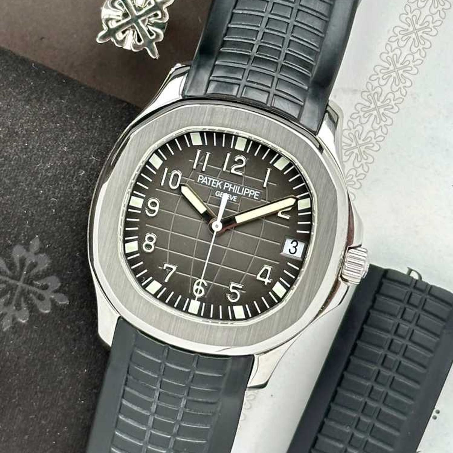 Patek Philippe Aquanaut 5165 (2007) - Grey dial 38 mm Steel case (1/8)