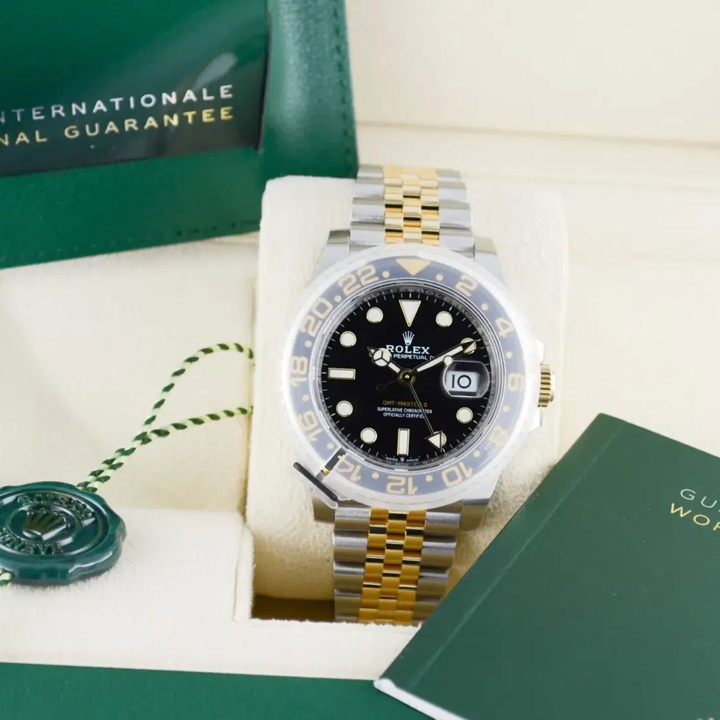 Rolex GMT-Master II 126713GRNR (2026) - Black dial 40 mm Gold/Steel case (6/6)