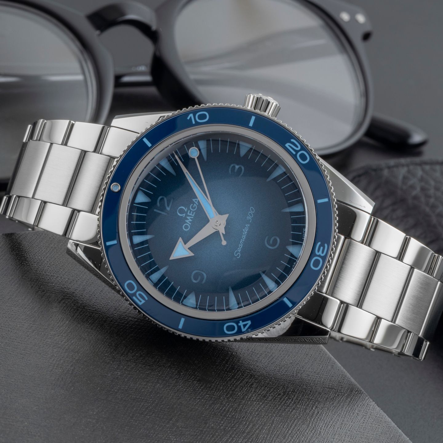 Omega Seamaster 300 234.30.41.21.03.002 - (2/8)