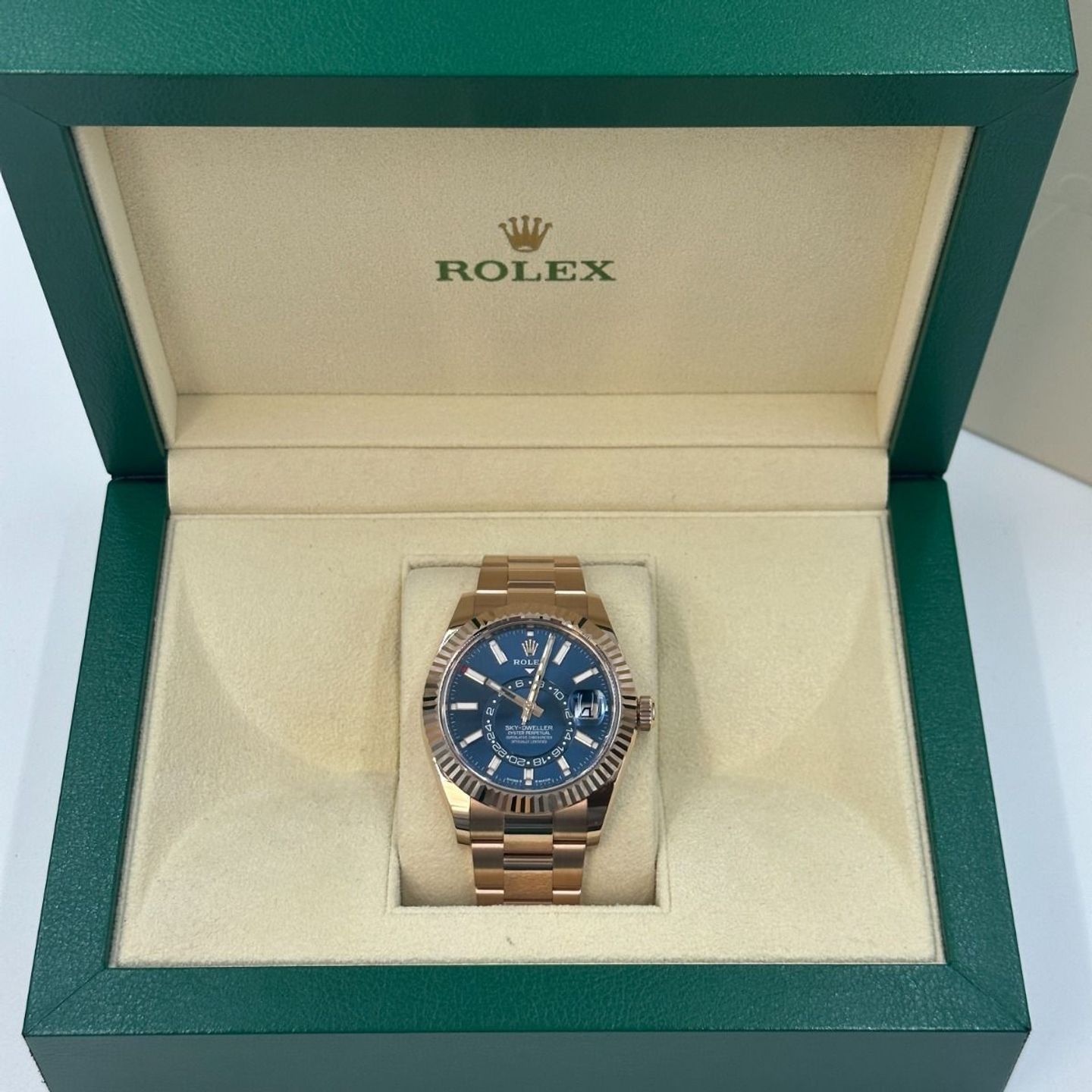 Rolex Sky-Dweller 336935 (2024) - Blue dial 42 mm Rose Gold case (4/8)