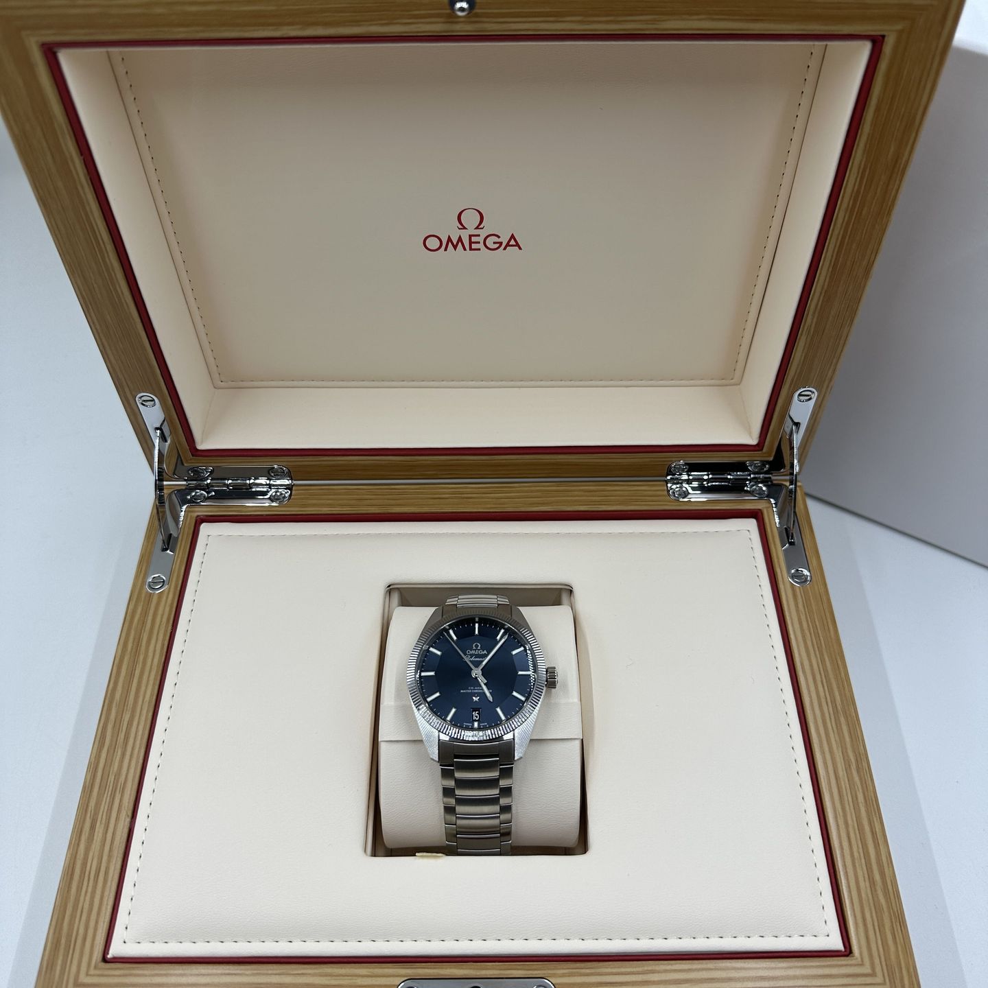 Omega Globemaster 130.30.39.21.03.001 (2024) - Blue dial 39 mm Steel case (5/8)