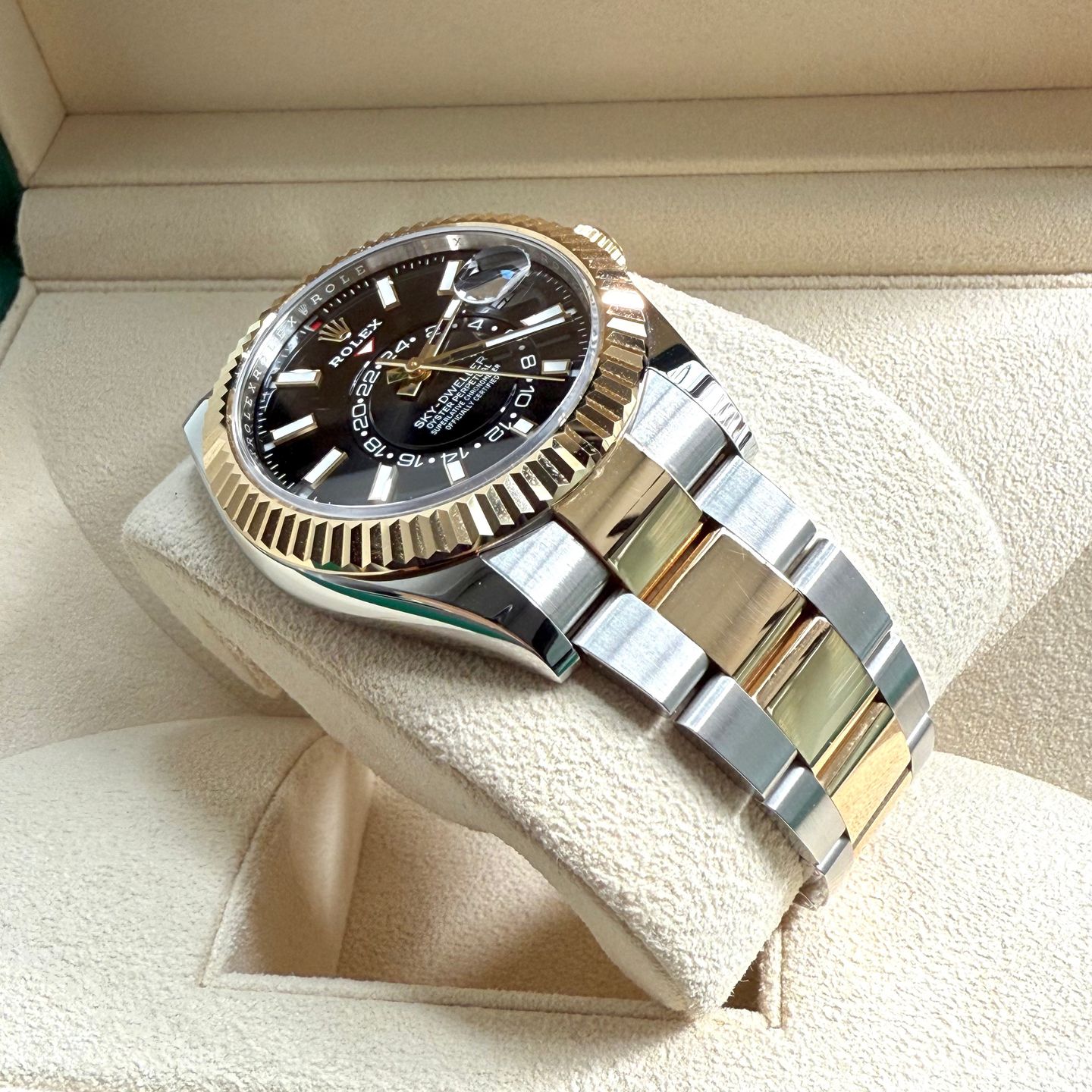Rolex Sky-Dweller 326933 (2022) - Zwart wijzerplaat 42mm Goud/Staal (3/7)