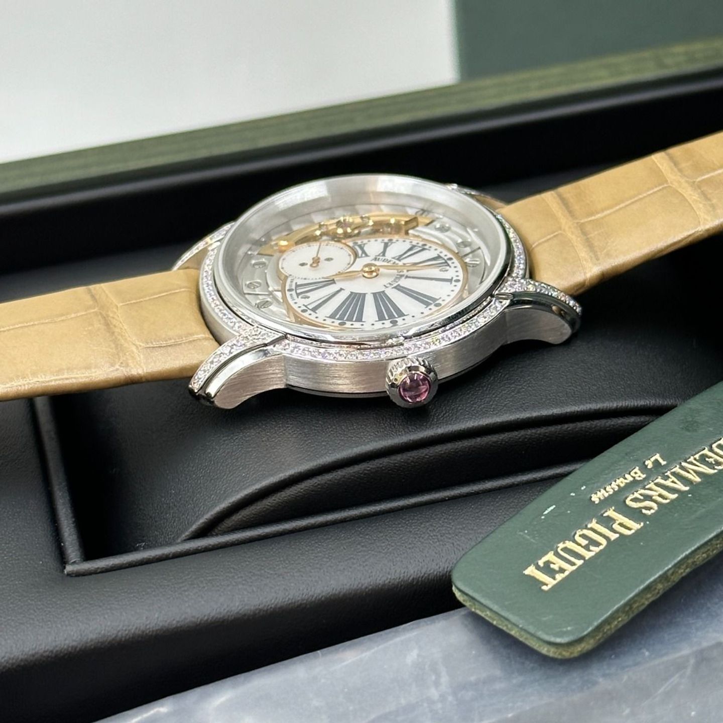 Audemars Piguet Millenary 77247BC.ZZ.A813CR.01 (2024) - Parelmoer wijzerplaat 39mm Witgoud (5/8)