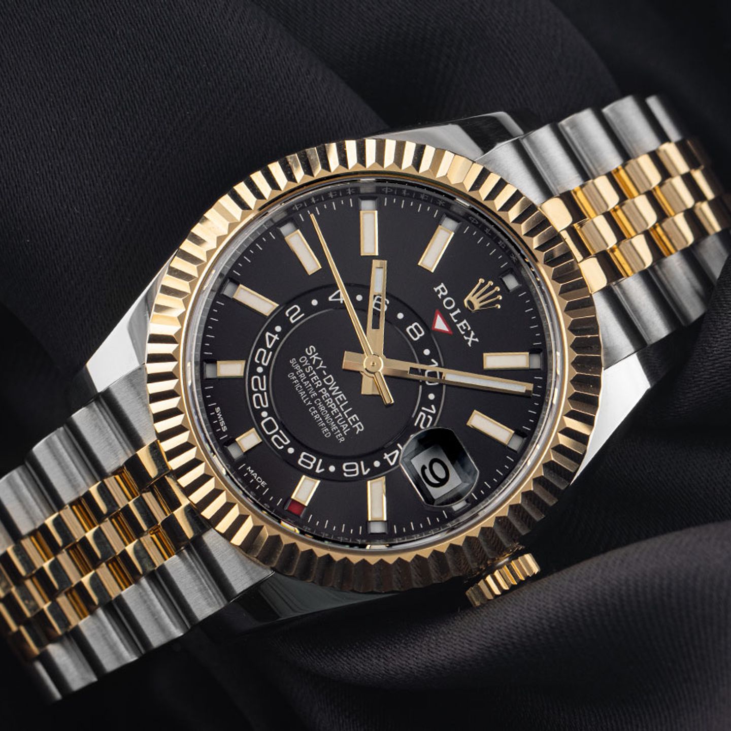 Rolex Sky-Dweller 326933 (2025) - 42 mm Gold/Steel case (3/7)