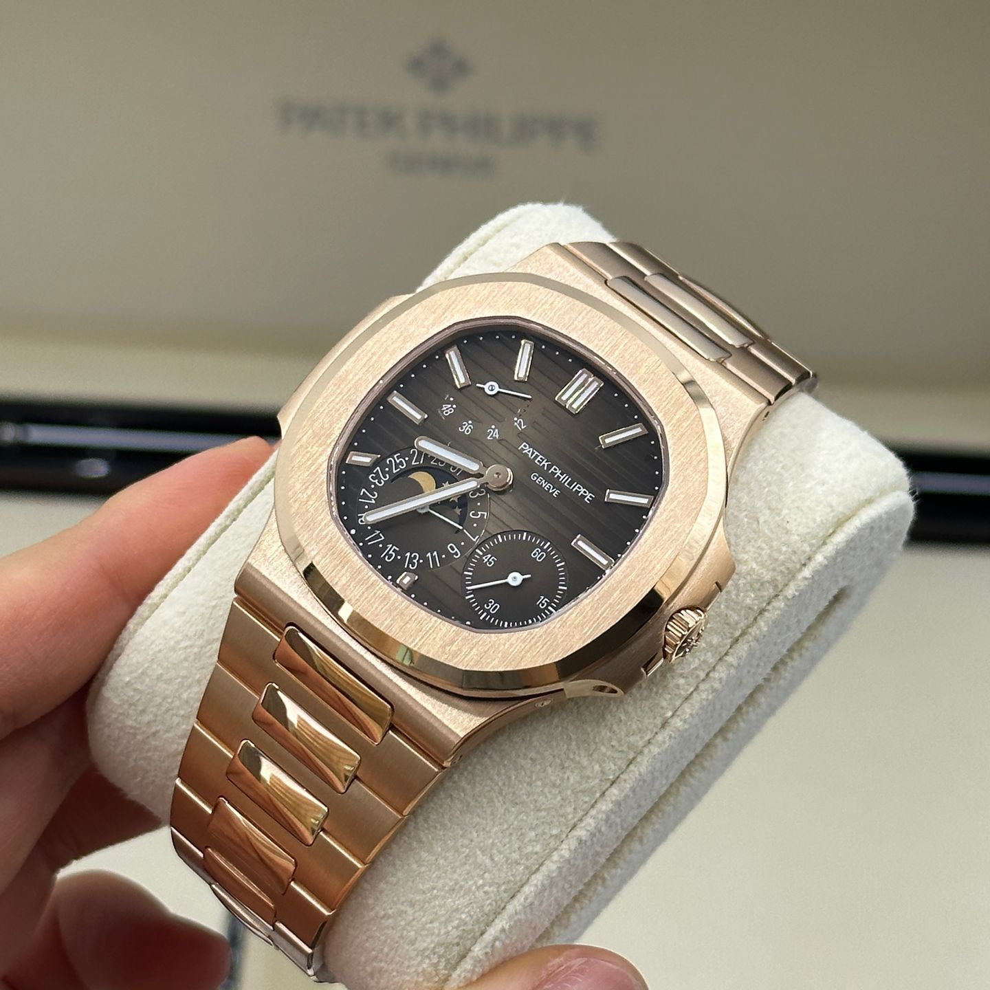 Patek Philippe Nautilus 5712/1R-001 (2023) - Bruin wijzerplaat 40mm Roségoud (4/8)